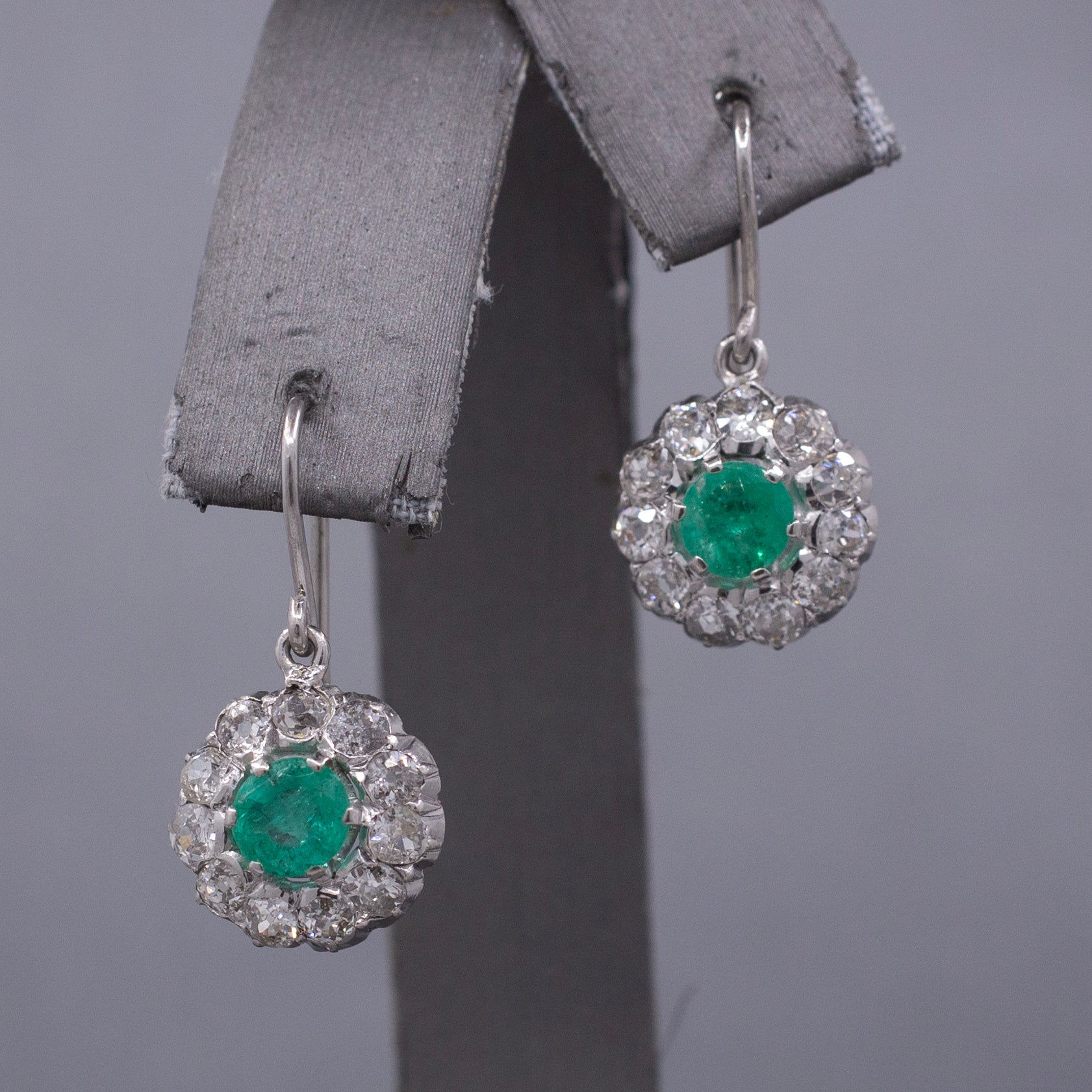 Art Deco Natural Emerald and Old Mine Cut Diamond Dangle Earrings in Platinum