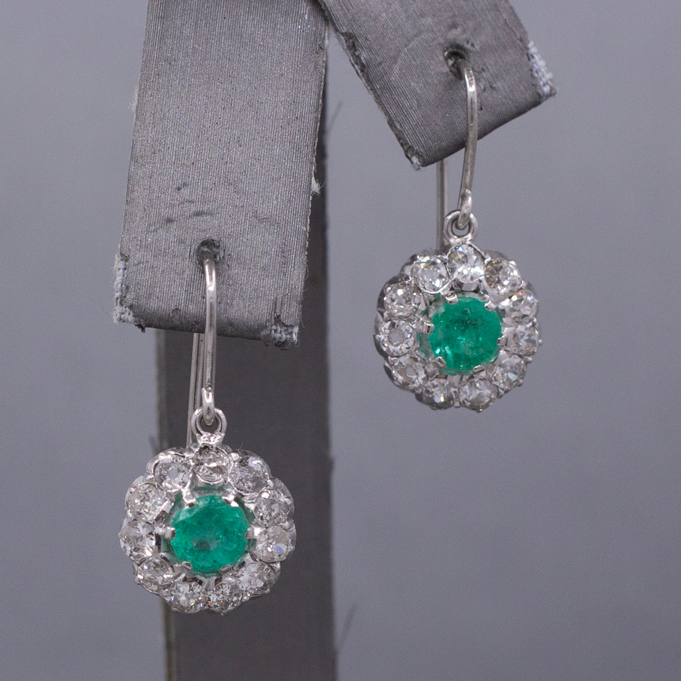 Art Deco Natural Emerald and Old Mine Cut Diamond Dangle Earrings in Platinum