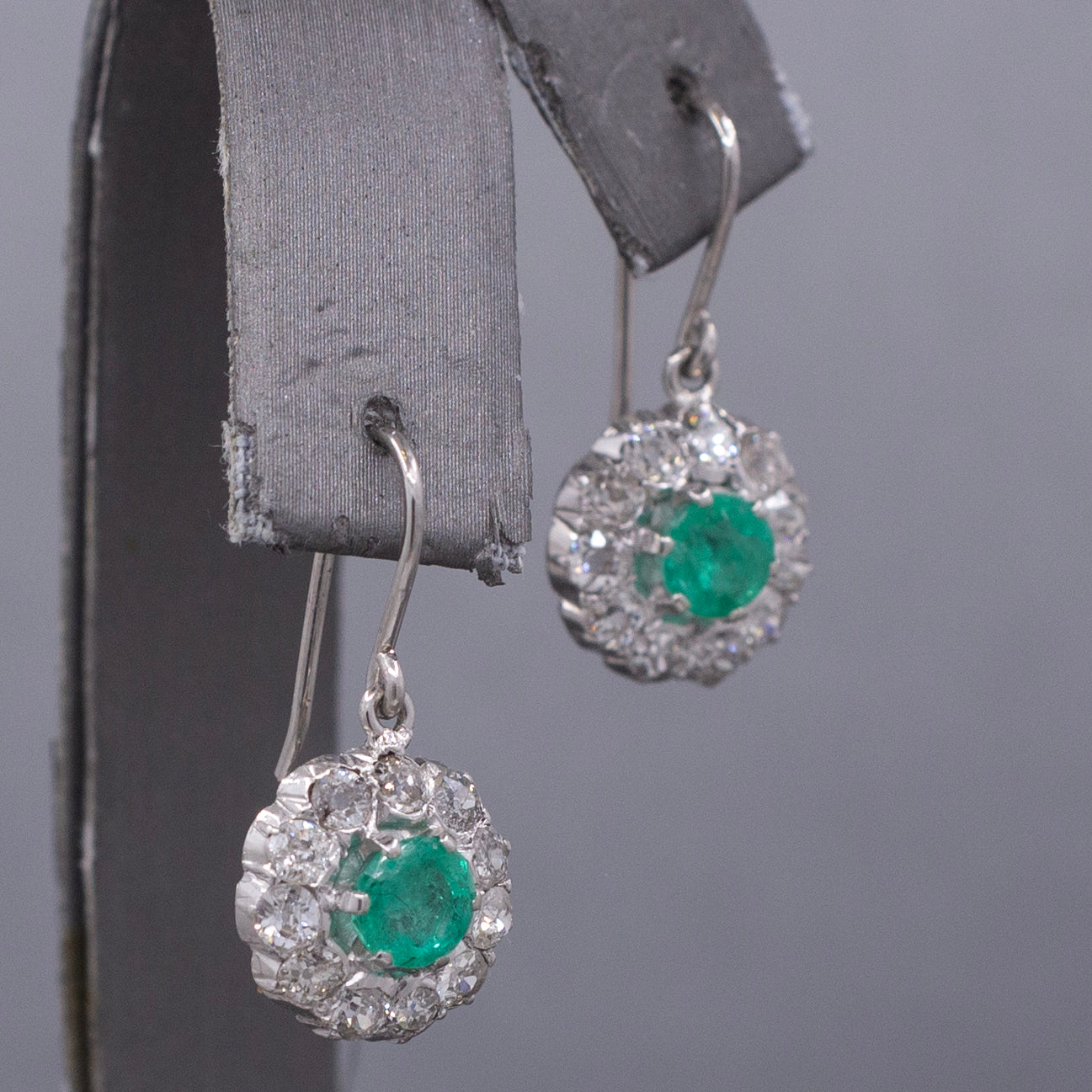 Art Deco Natural Emerald and Old Mine Cut Diamond Dangle Earrings in Platinum
