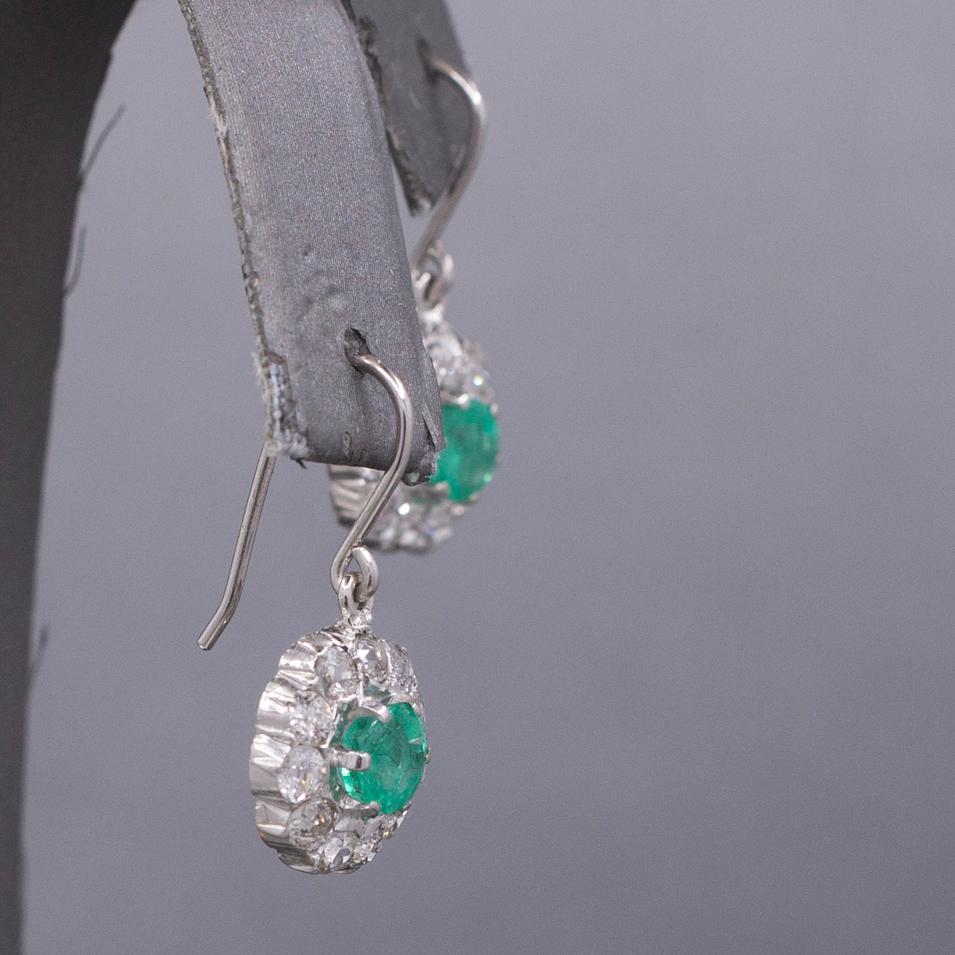 Art Deco Natural Emerald and Old Mine Cut Diamond Dangle Earrings in Platinum