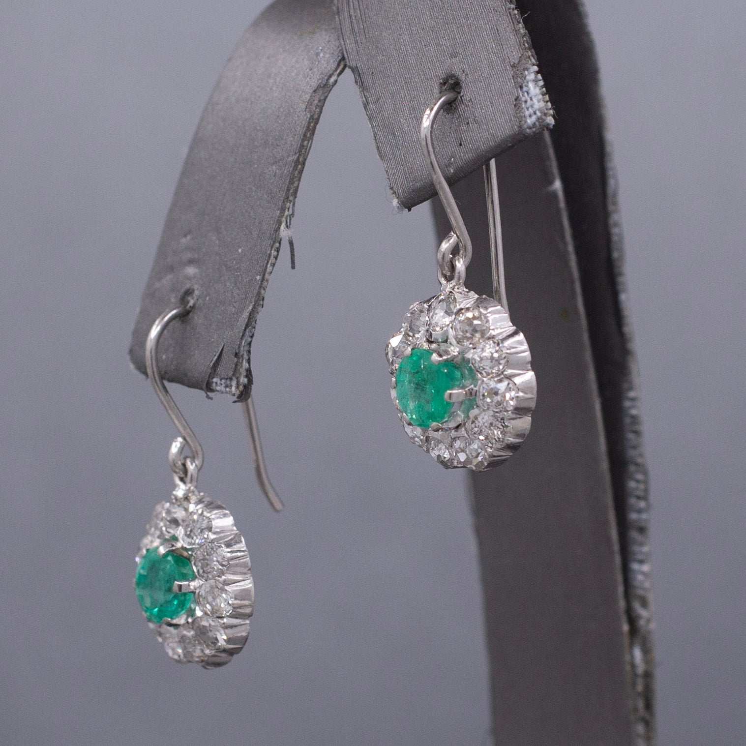 Art Deco Natural Emerald and Old Mine Cut Diamond Dangle Earrings in Platinum