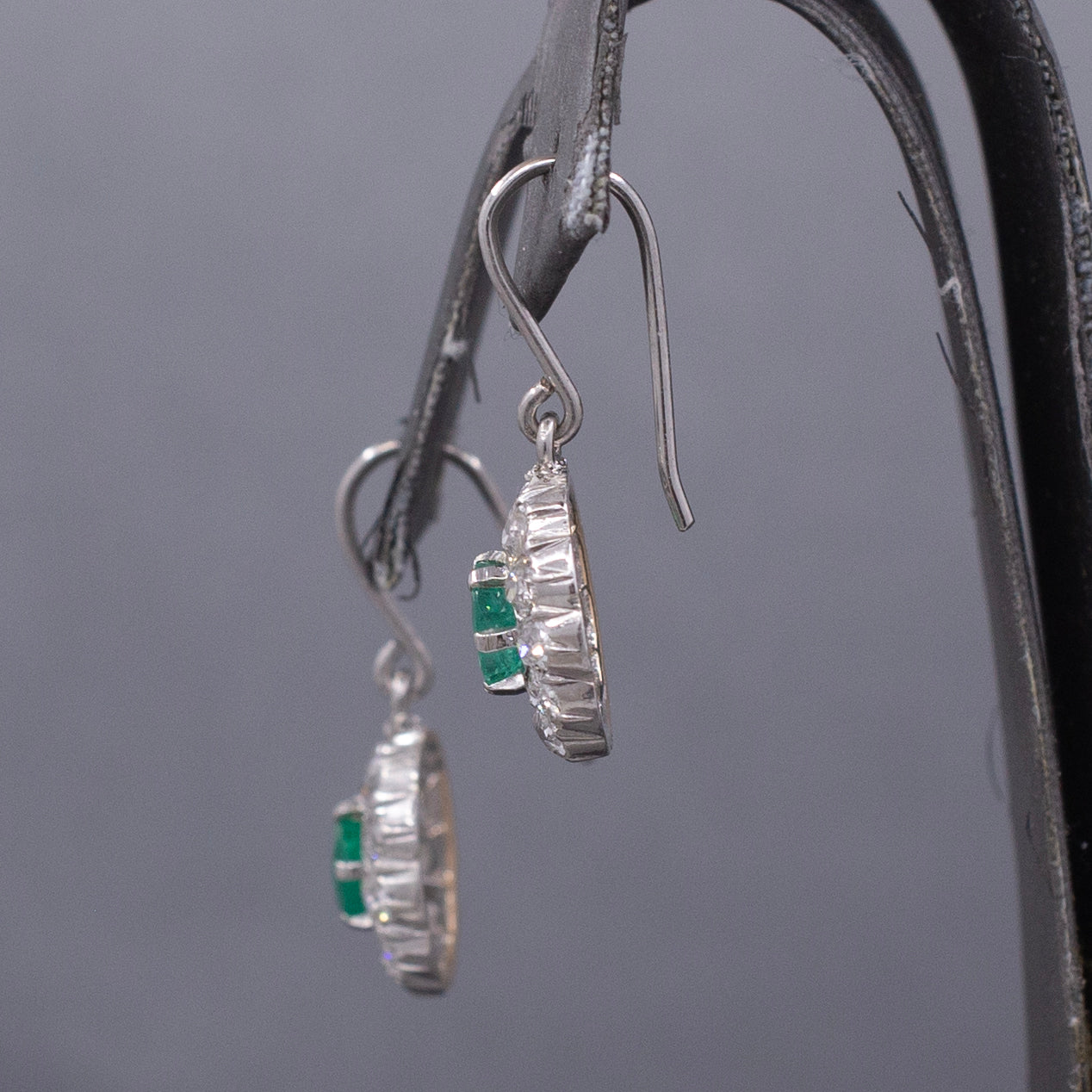 Art Deco Natural Emerald and Old Mine Cut Diamond Dangle Earrings in Platinum
