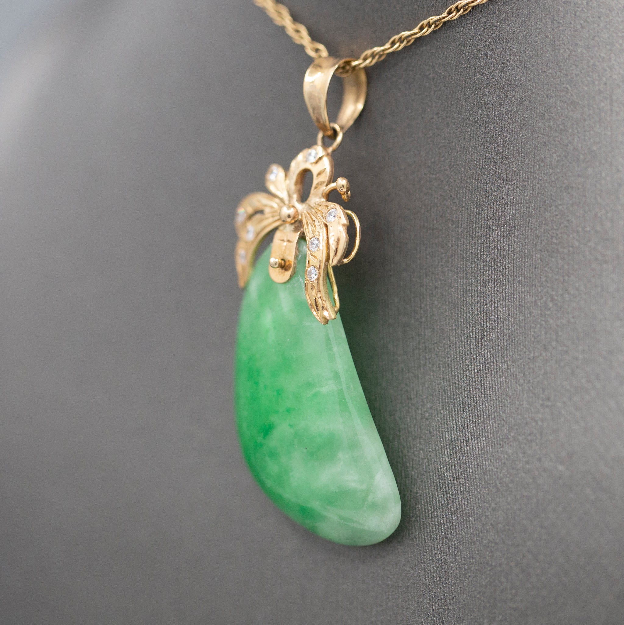 Vintage Green Jadeite Jade and Diamond Pendant Necklace in 14k Yellow Gold