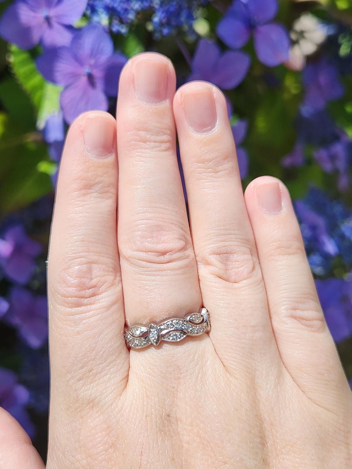 Late Art Deco Scalloped Edge Diamond Garland Eternity Band Ring in Platinum Size 9.25