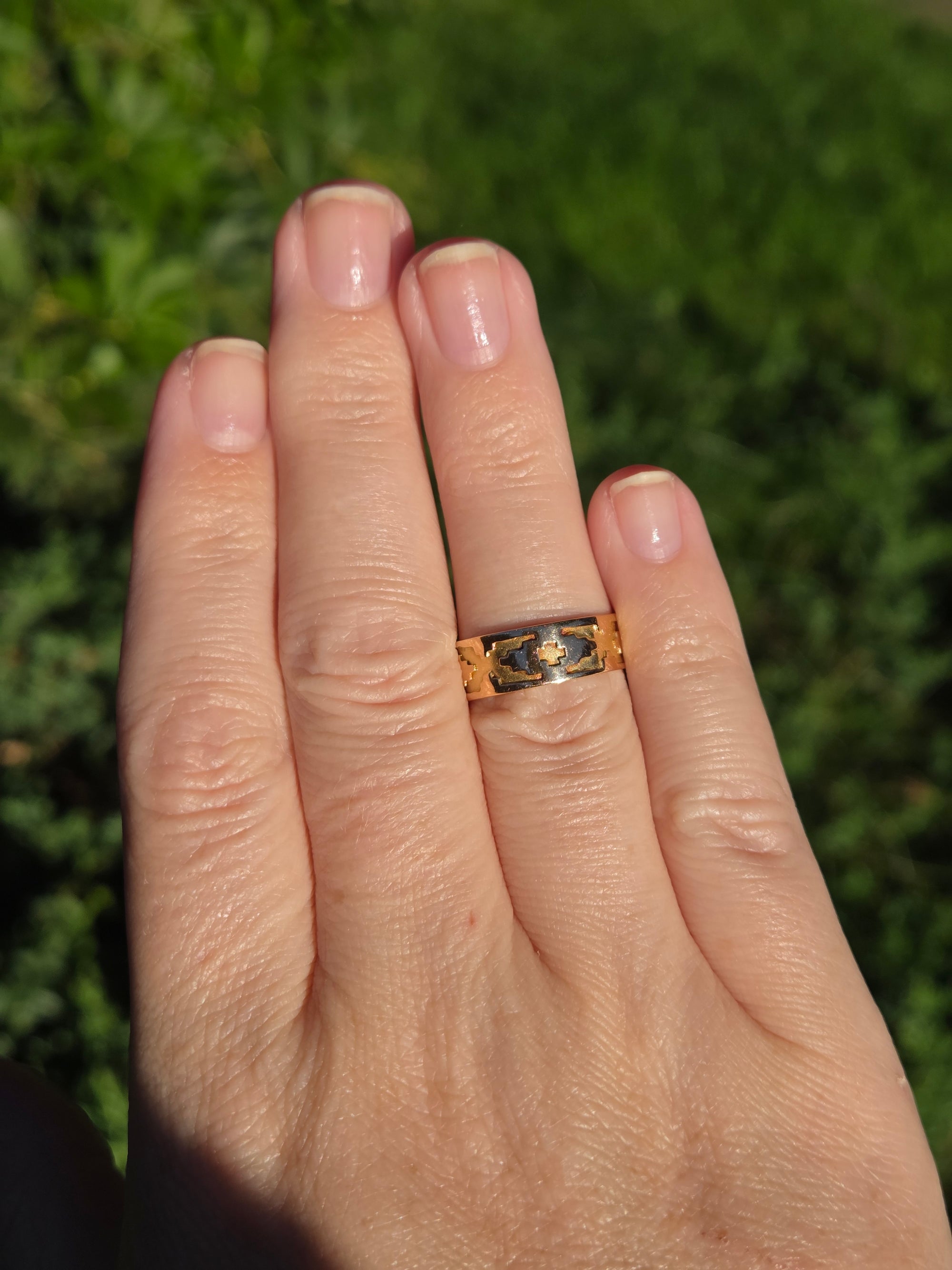 Victorian Geometric Embossed 6mm Wedding Band in 18k Yellow Gold