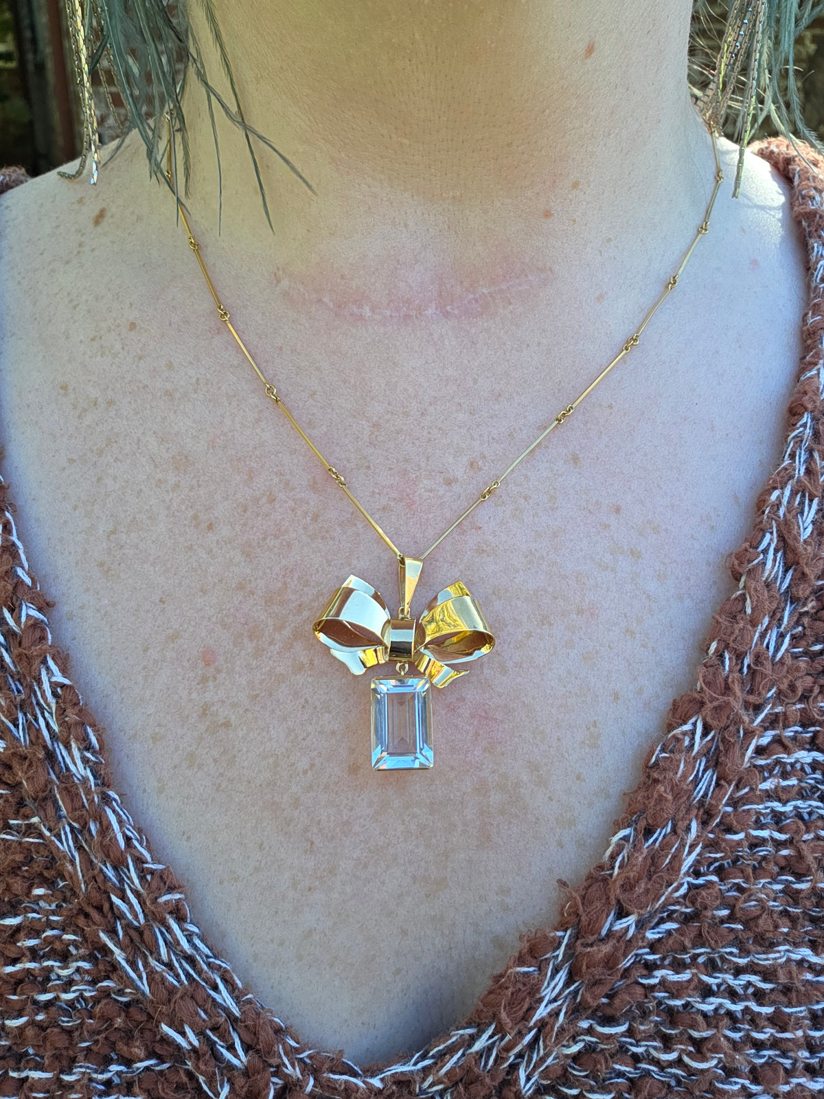 Vintage Ribbon Bow Quartz Dangle Pendant Necklace in 18k Yellow Gold