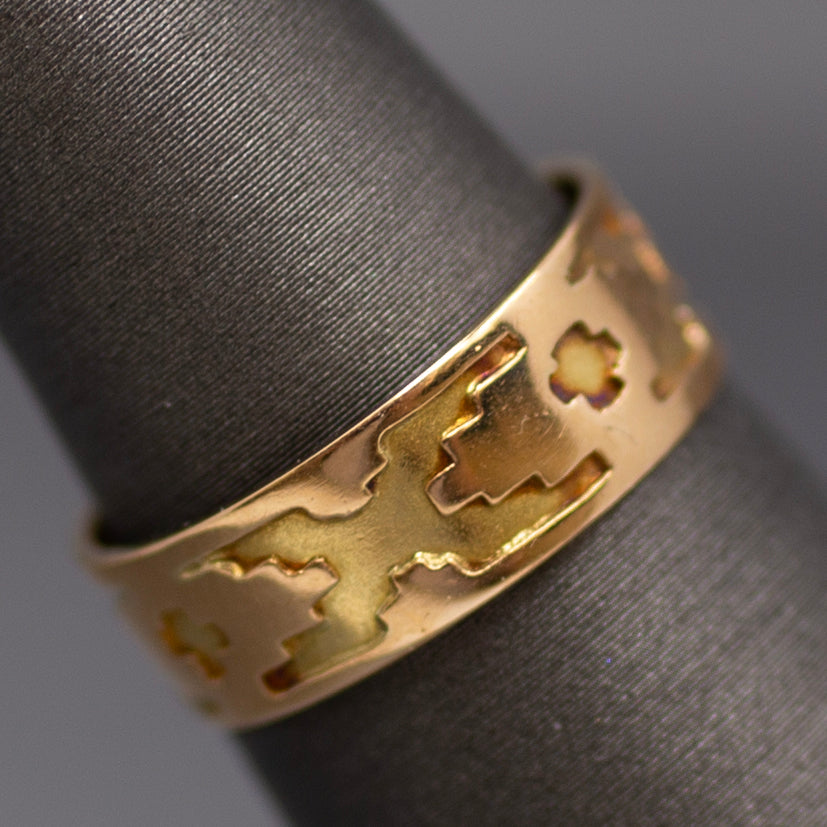 Victorian Geometric Embossed 6mm Wedding Band in 18k Yellow Gold