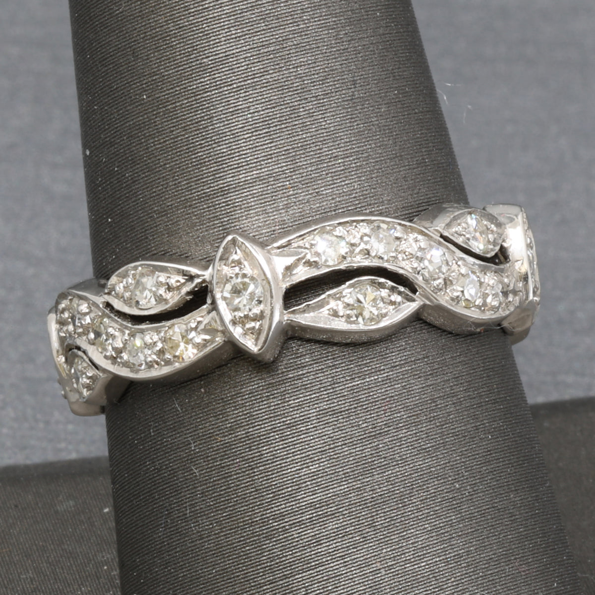 Late Art Deco Scalloped Edge Diamond Garland Eternity Band Ring in Platinum Size 9.25