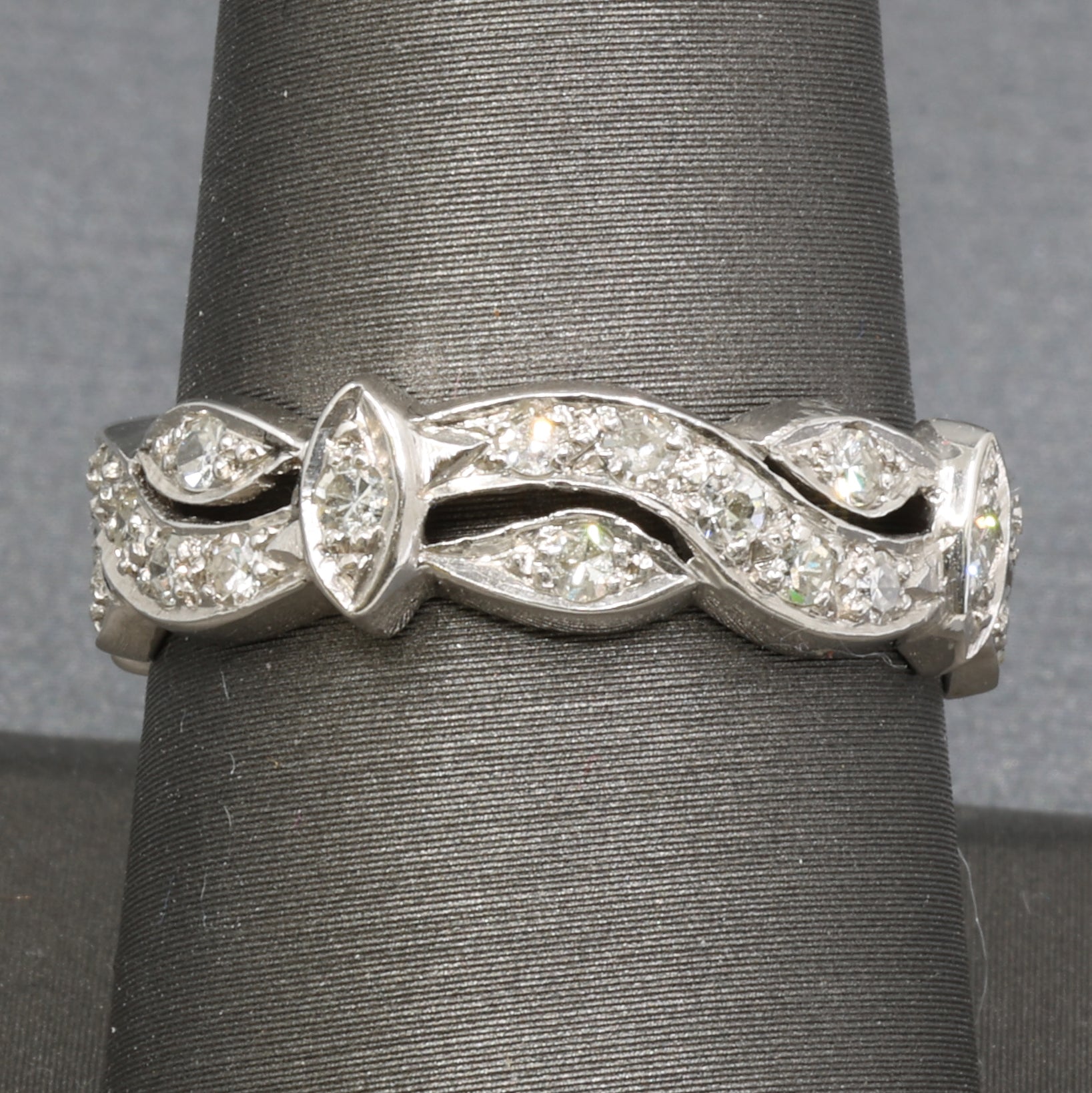 Late Art Deco Scalloped Edge Diamond Garland Eternity Band Ring in Platinum Size 9.25