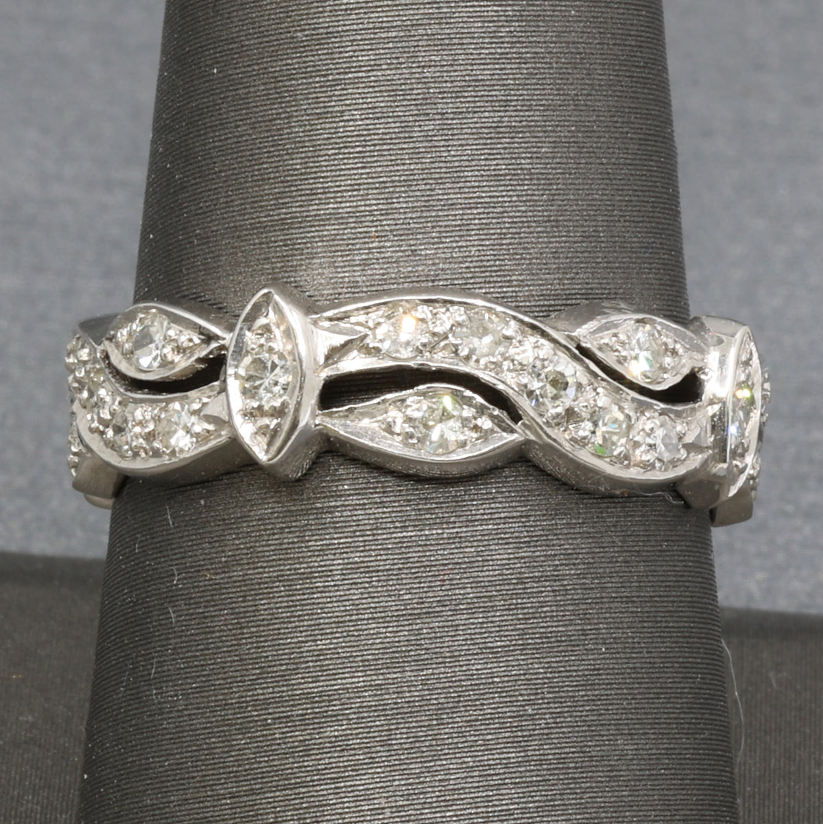 Late Art Deco Scalloped Edge Diamond Garland Eternity Band Ring in Platinum Size 9.25