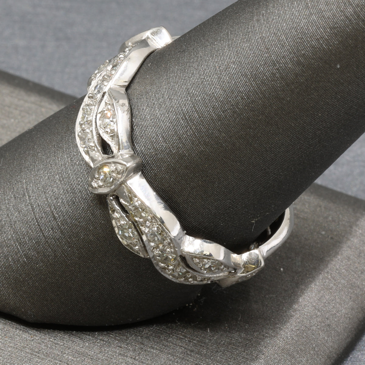 Late Art Deco Scalloped Edge Diamond Garland Eternity Band Ring in Platinum Size 9.25