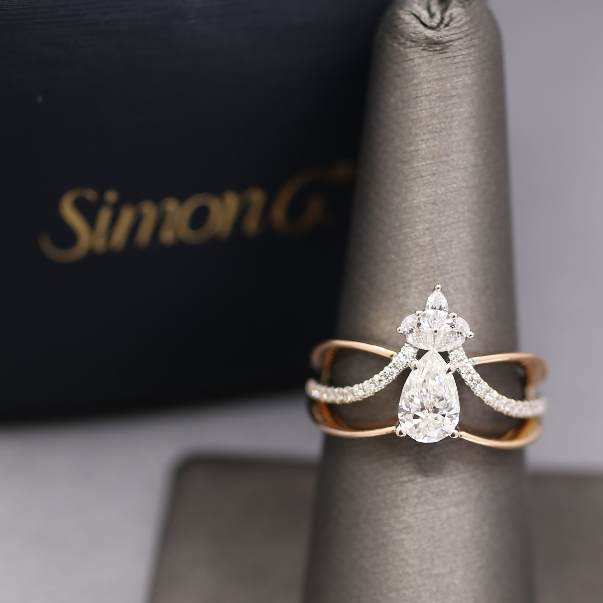 Gorgeous Simon G GIA Certified Pear Cut Diamond Band Ring in 18k Rose Gold