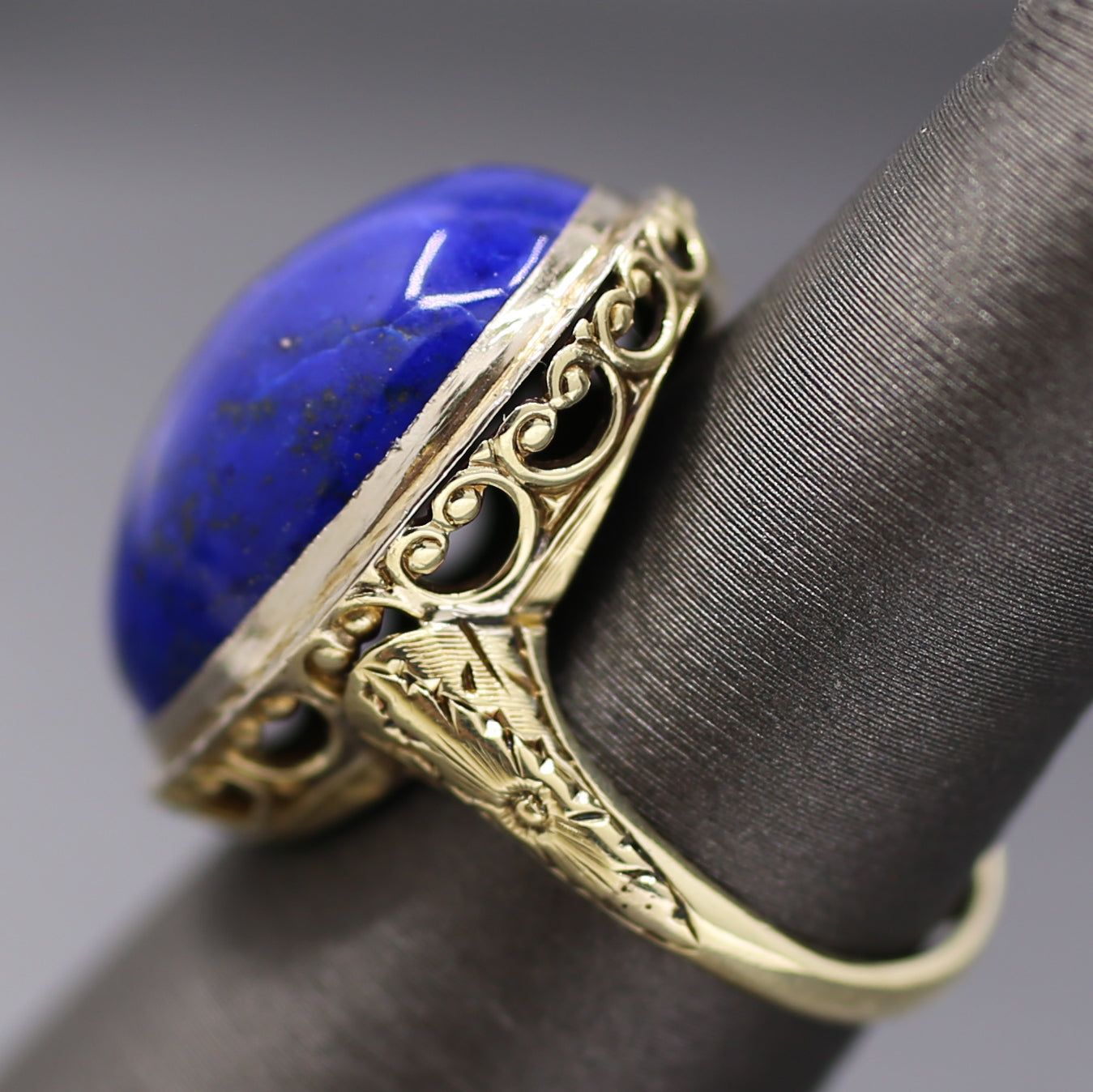 Victorian Lovely Lapis Cabochon Bezel Set Ring in 14k Yellow Gold