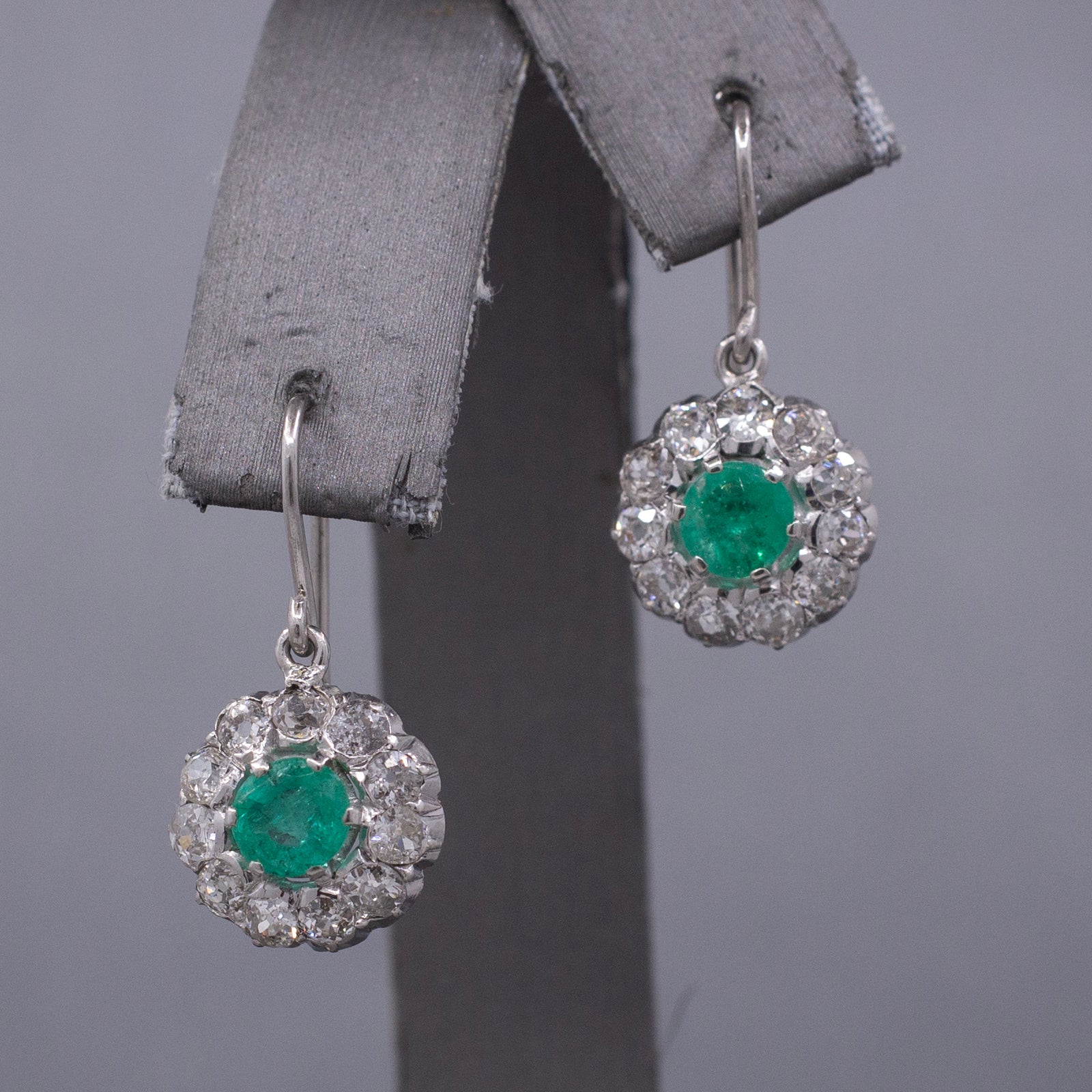 Art Deco Natural Emerald and Old Mine Cut Diamond Dangle Earrings in Platinum