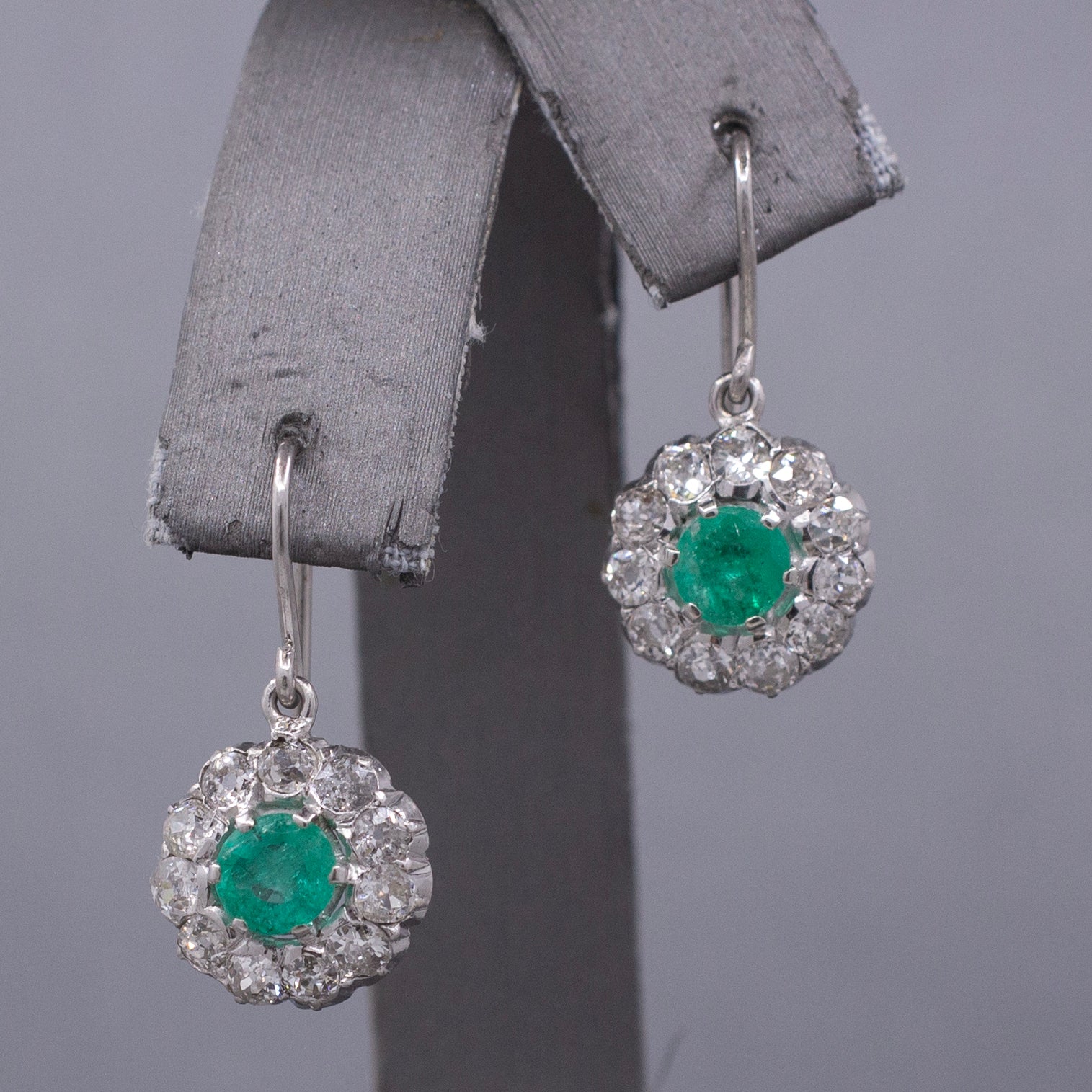 Art Deco Natural Emerald and Old Mine Cut Diamond Dangle Earrings in Platinum
