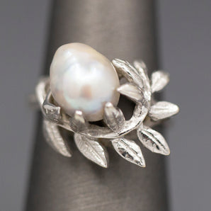 Vintage Mid-Century Silver Akoya Pearl and Leaf Design Cocktail Ring in 14k White Gold