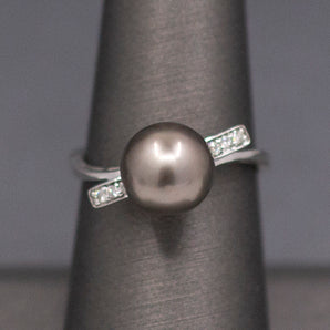 Elegant Black Pearl and Diamond Ring in 9k White Gold