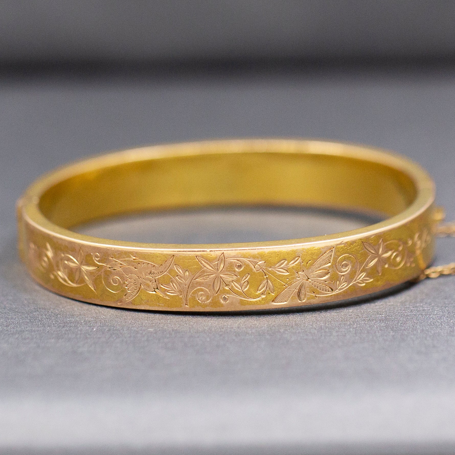 Antique Victorian Floral Engraved Oval Hinged Bangle Bracelet in 14k Yellow Gold