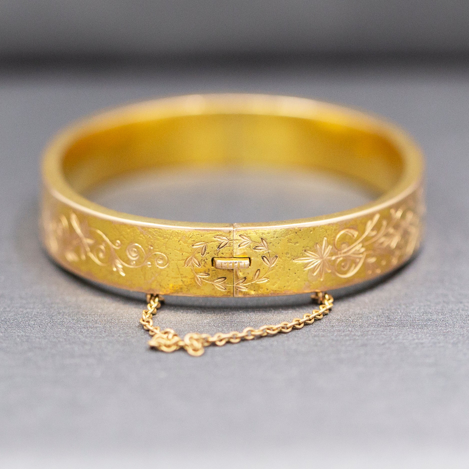 Antique Victorian Floral Engraved Oval Hinged Bangle Bracelet in 14k Yellow Gold