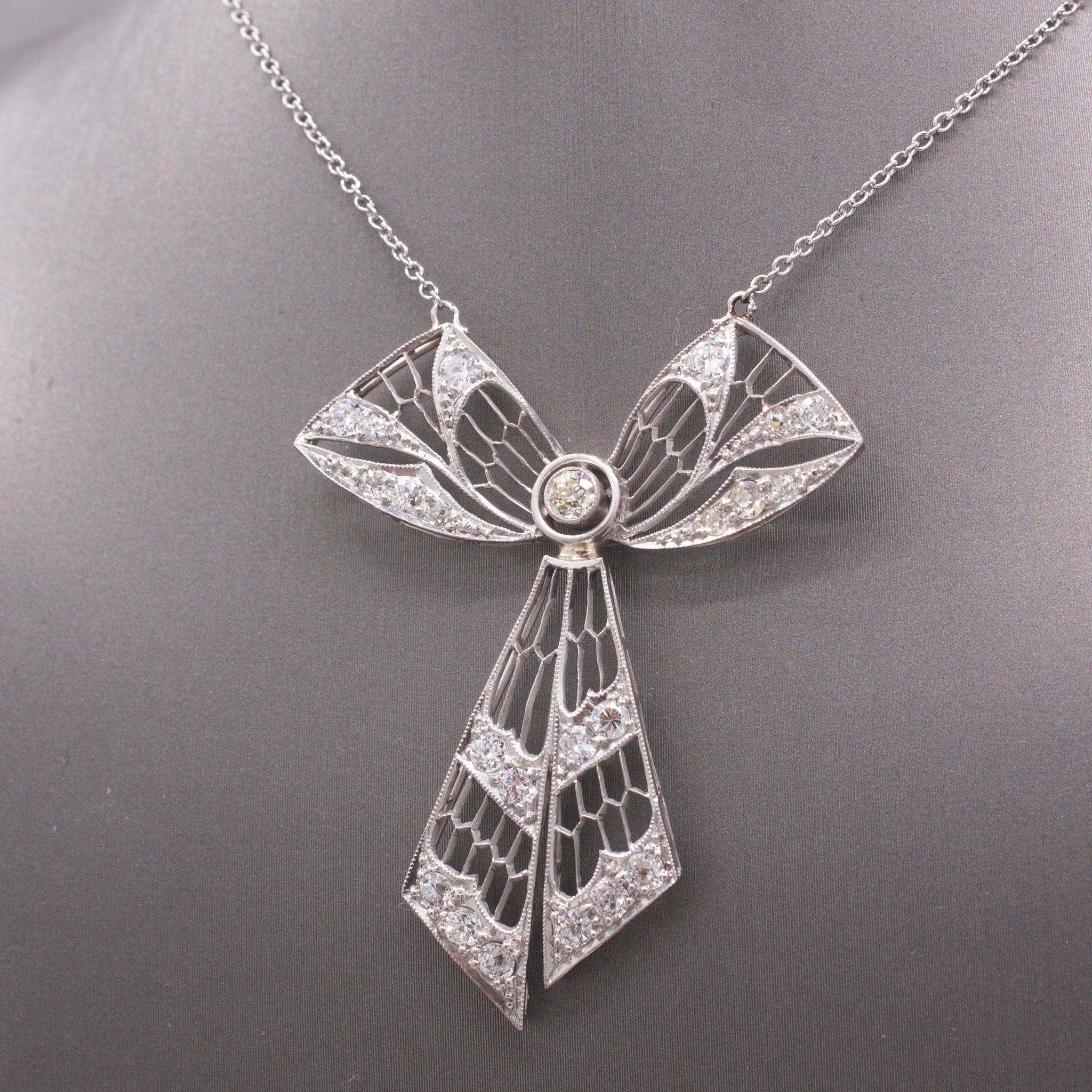 Exquisite Art Deco Old European Cut Diamond Bow Ribbon Necklace in 18k and Platinum