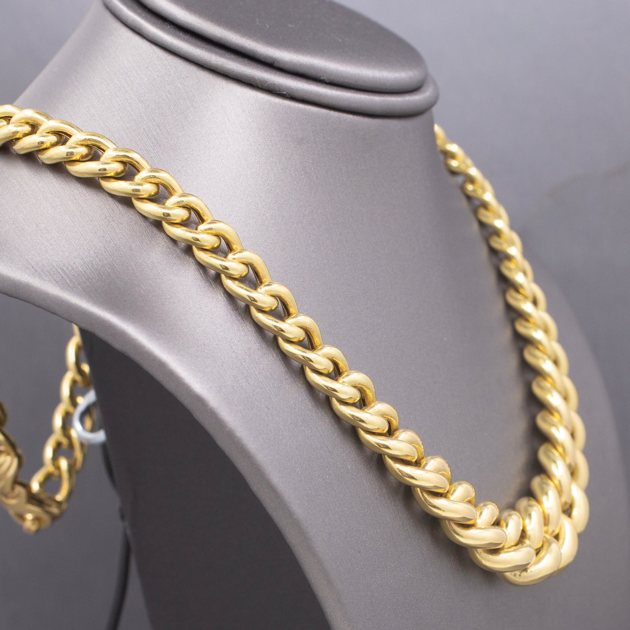 Lady's Graduated Curb Chain Link Necklace in 18k Yellow Gold 17.5"