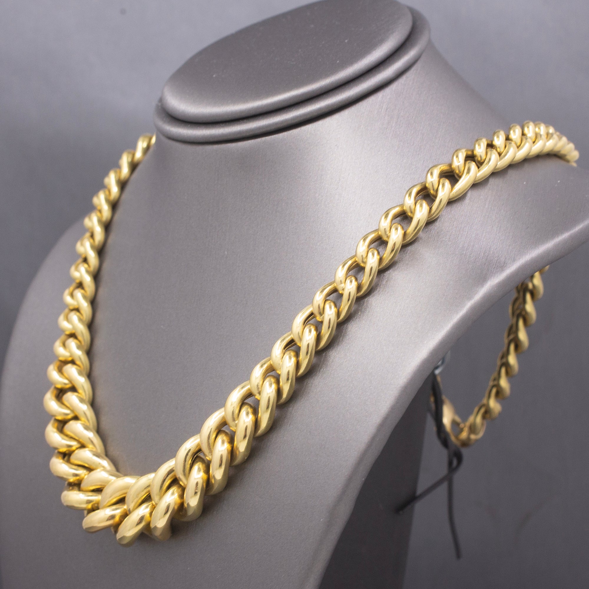Lady's Graduated Curb Chain Link Necklace in 18k Yellow Gold 17.5"