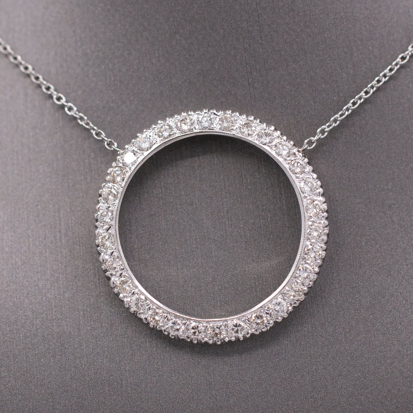 Vintage Diamond 1.50cttw Diamond Circle Pendant Necklace in Platinum