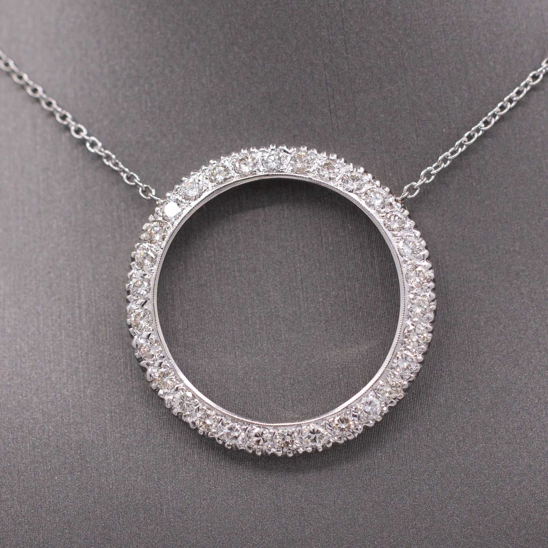 Vintage Diamond 1.50cttw Diamond Circle Pendant Necklace in Platinum