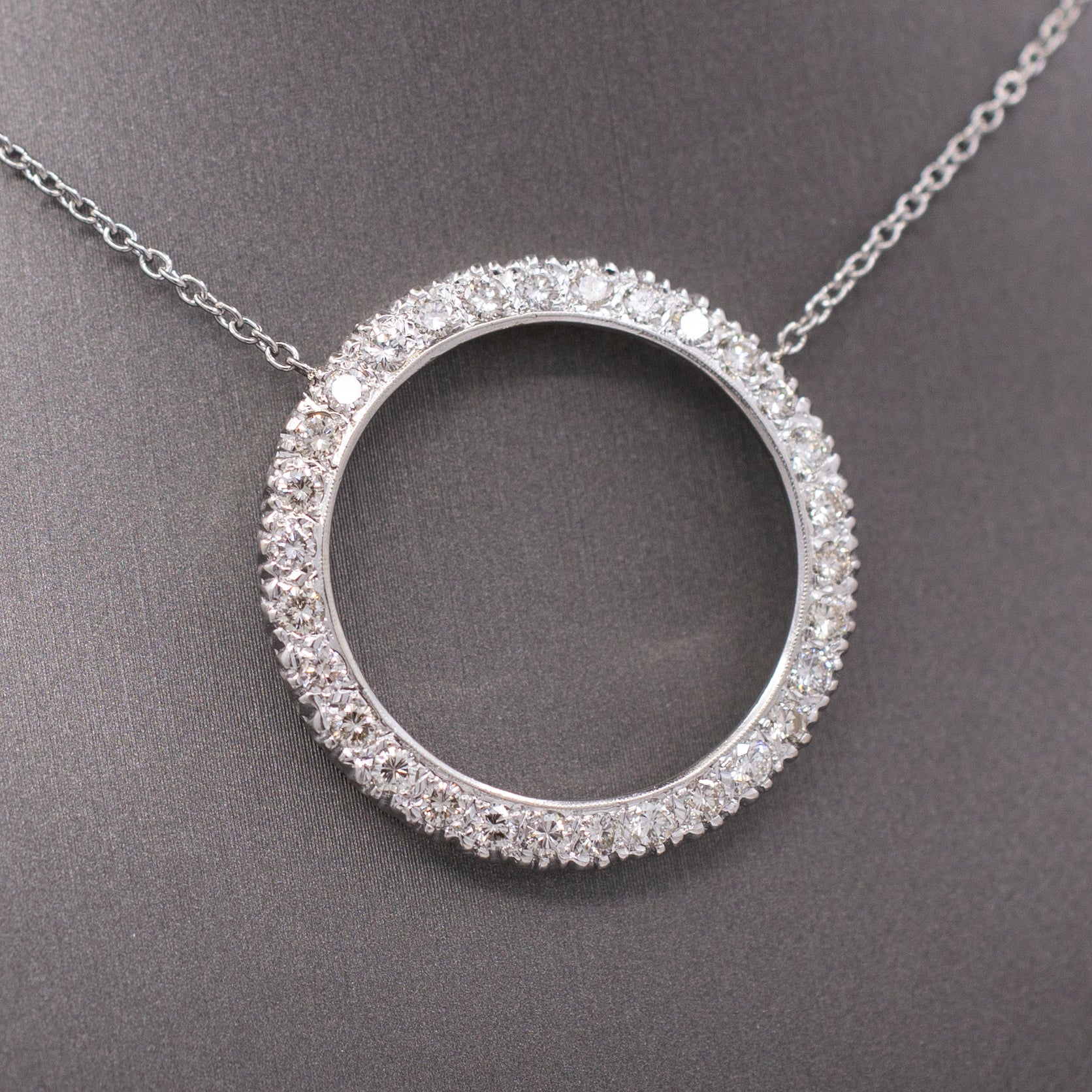 Vintage Diamond 1.50cttw Diamond Circle Pendant Necklace in Platinum