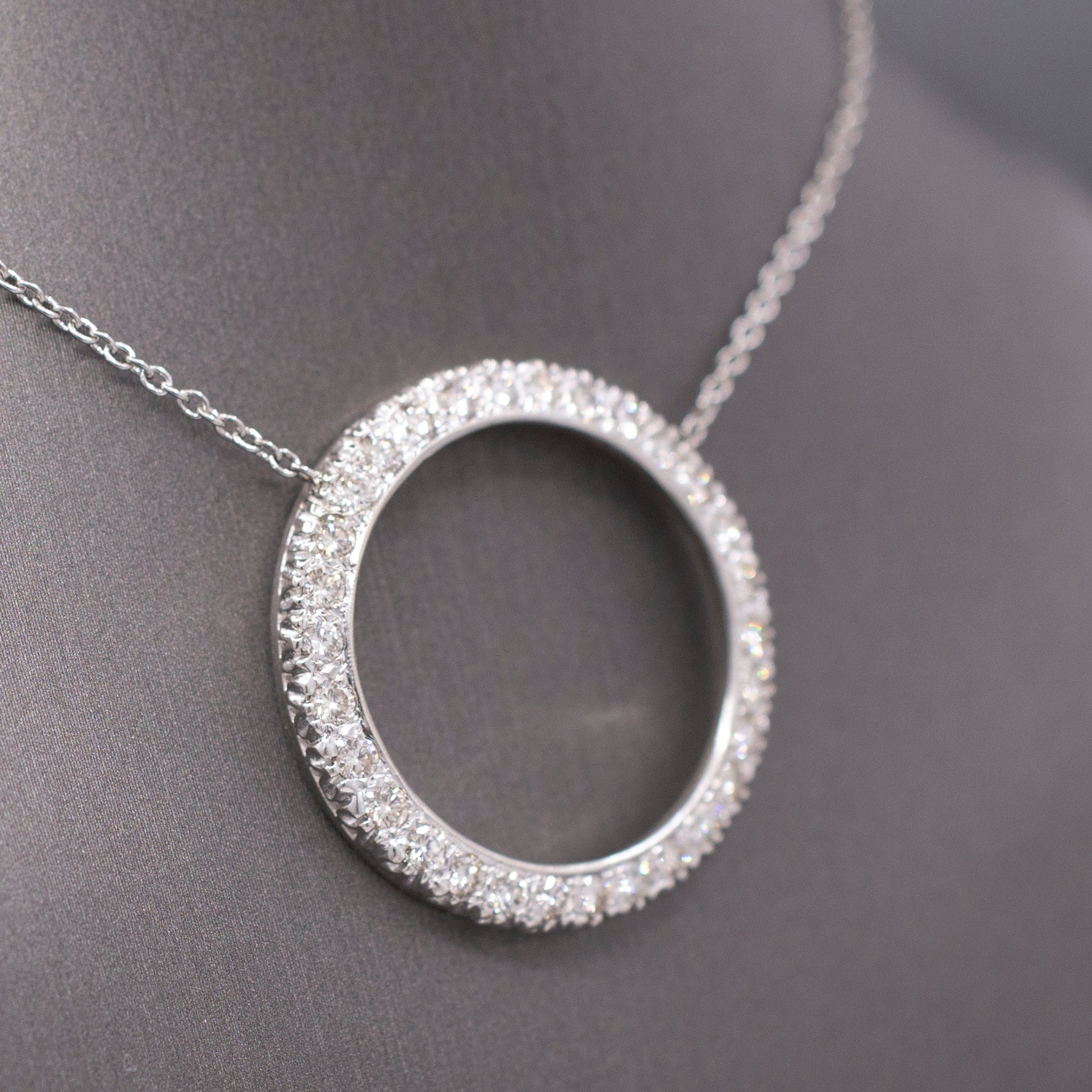 Vintage Diamond 1.50cttw Diamond Circle Pendant Necklace in Platinum