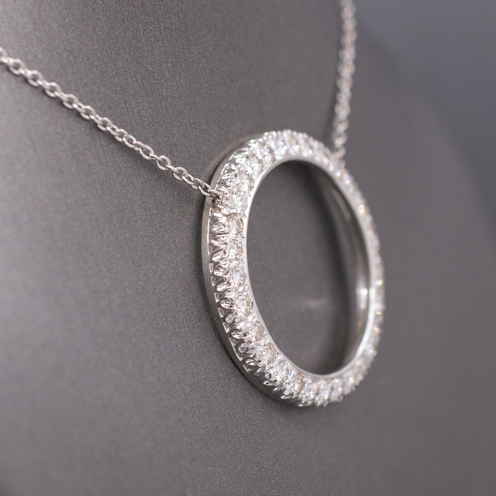 Vintage Diamond 1.50cttw Diamond Circle Pendant Necklace in Platinum