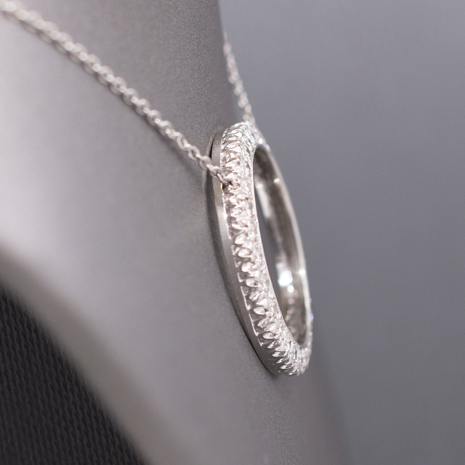 Vintage Diamond 1.50cttw Diamond Circle Pendant Necklace in Platinum