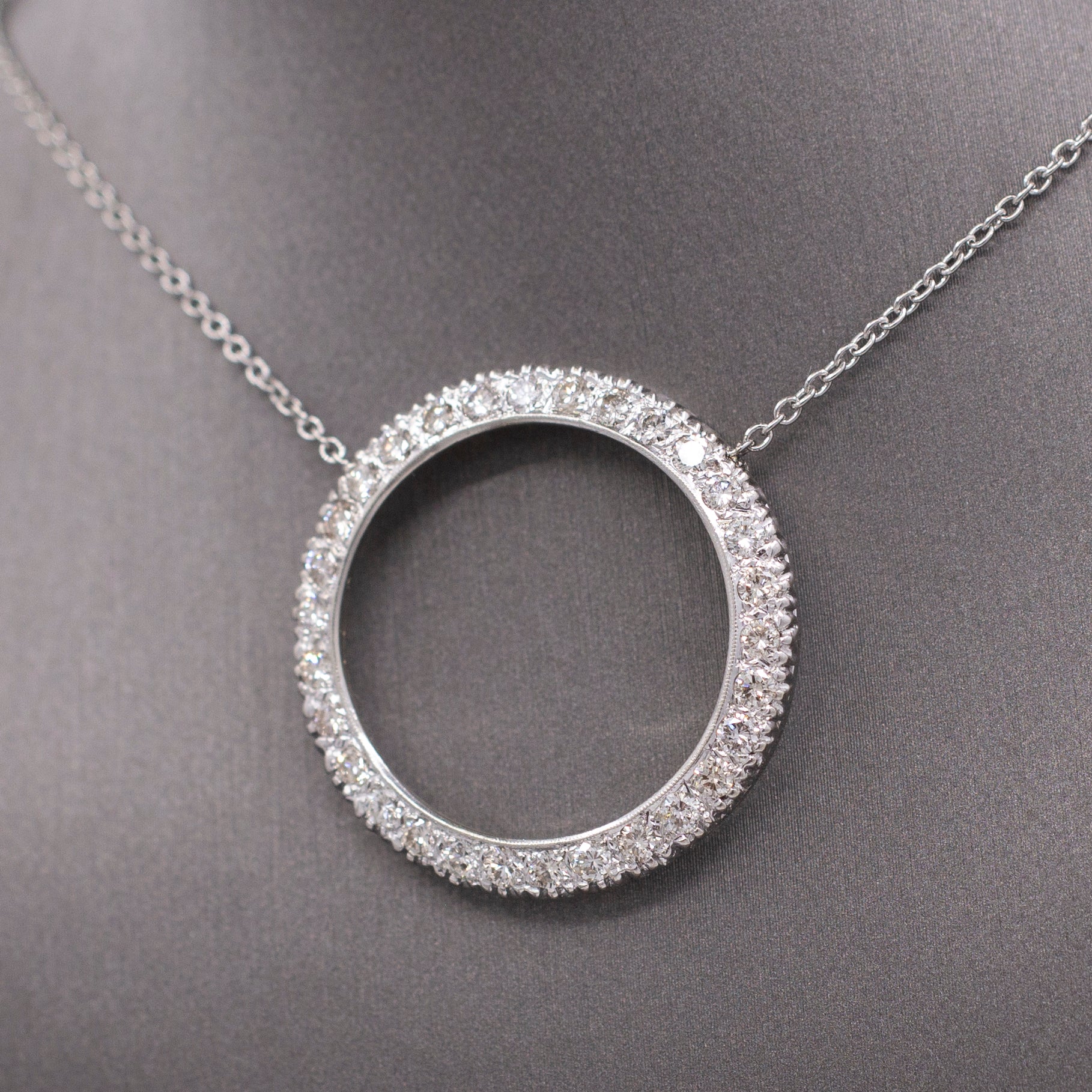 Vintage Diamond 1.50cttw Diamond Circle Pendant Necklace in Platinum
