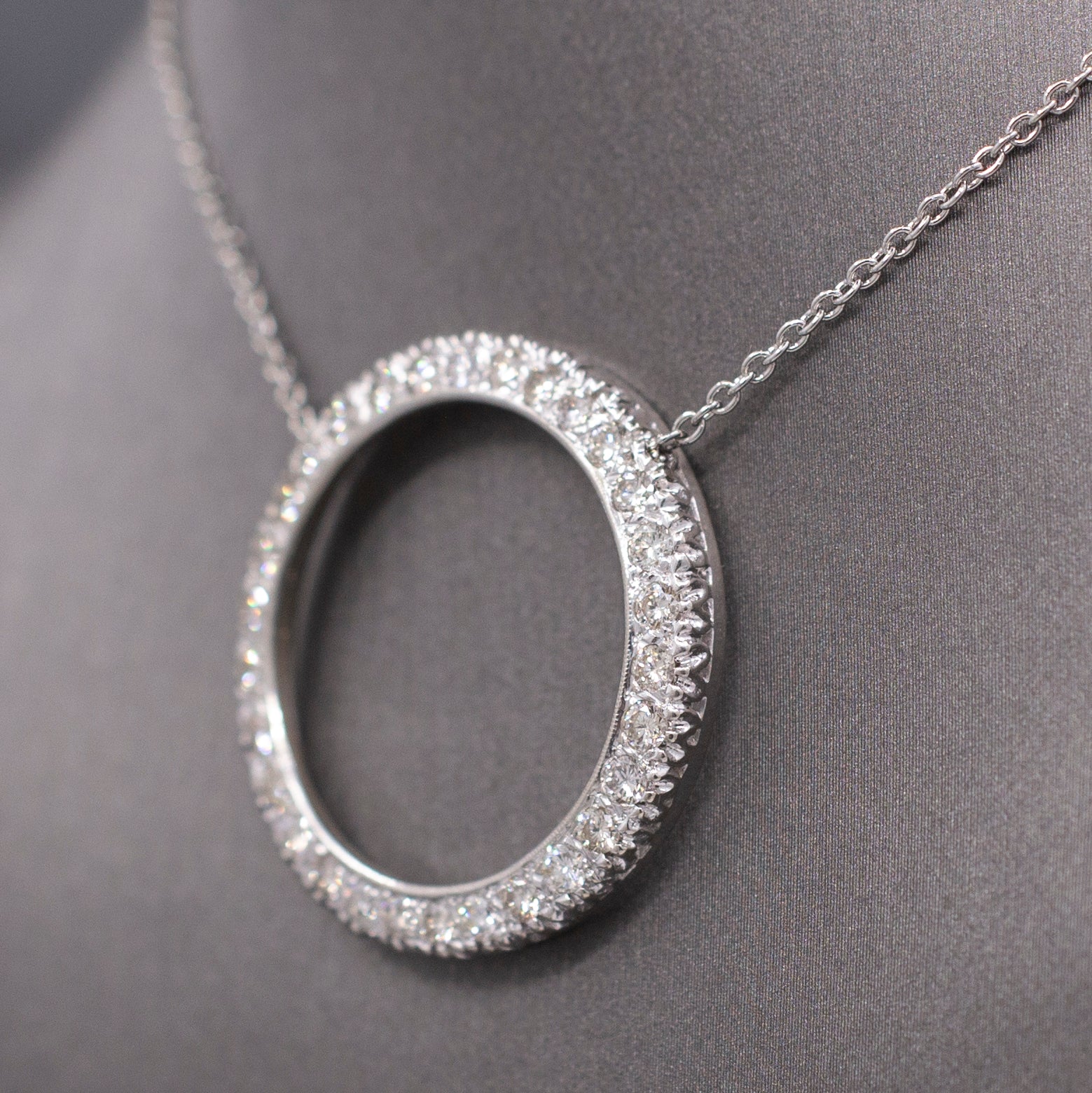 Vintage Diamond 1.50cttw Diamond Circle Pendant Necklace in Platinum