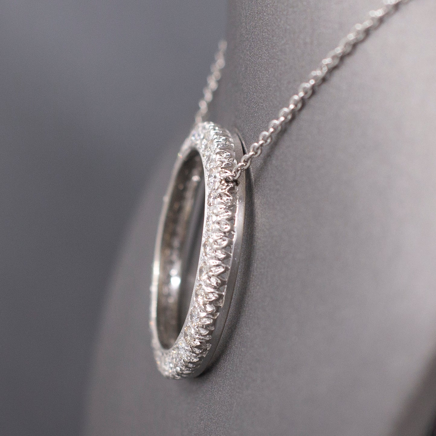 Vintage Diamond 1.50cttw Diamond Circle Pendant Necklace in Platinum