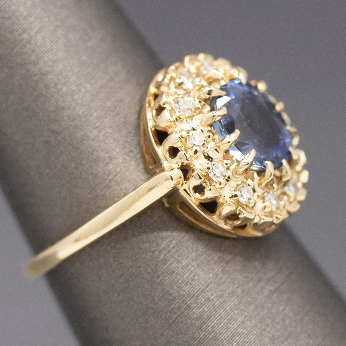 Gorgeous Vintage Cornflower Blue Sapphire and Diamond Ring in 14k Yellow Gold