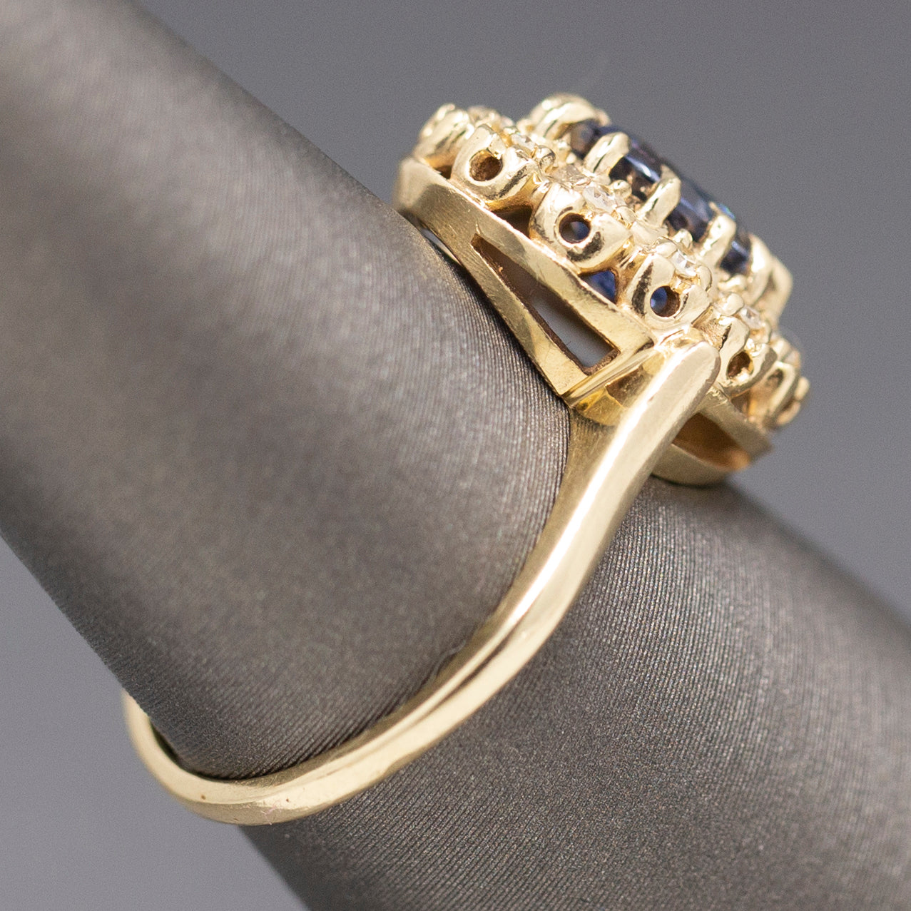 Gorgeous Vintage Cornflower Blue Sapphire and Diamond Ring in 14k Yellow Gold