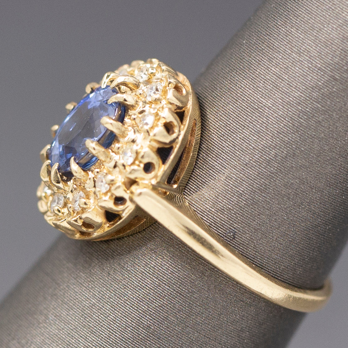 Gorgeous Vintage Cornflower Blue Sapphire and Diamond Ring in 14k Yellow Gold
