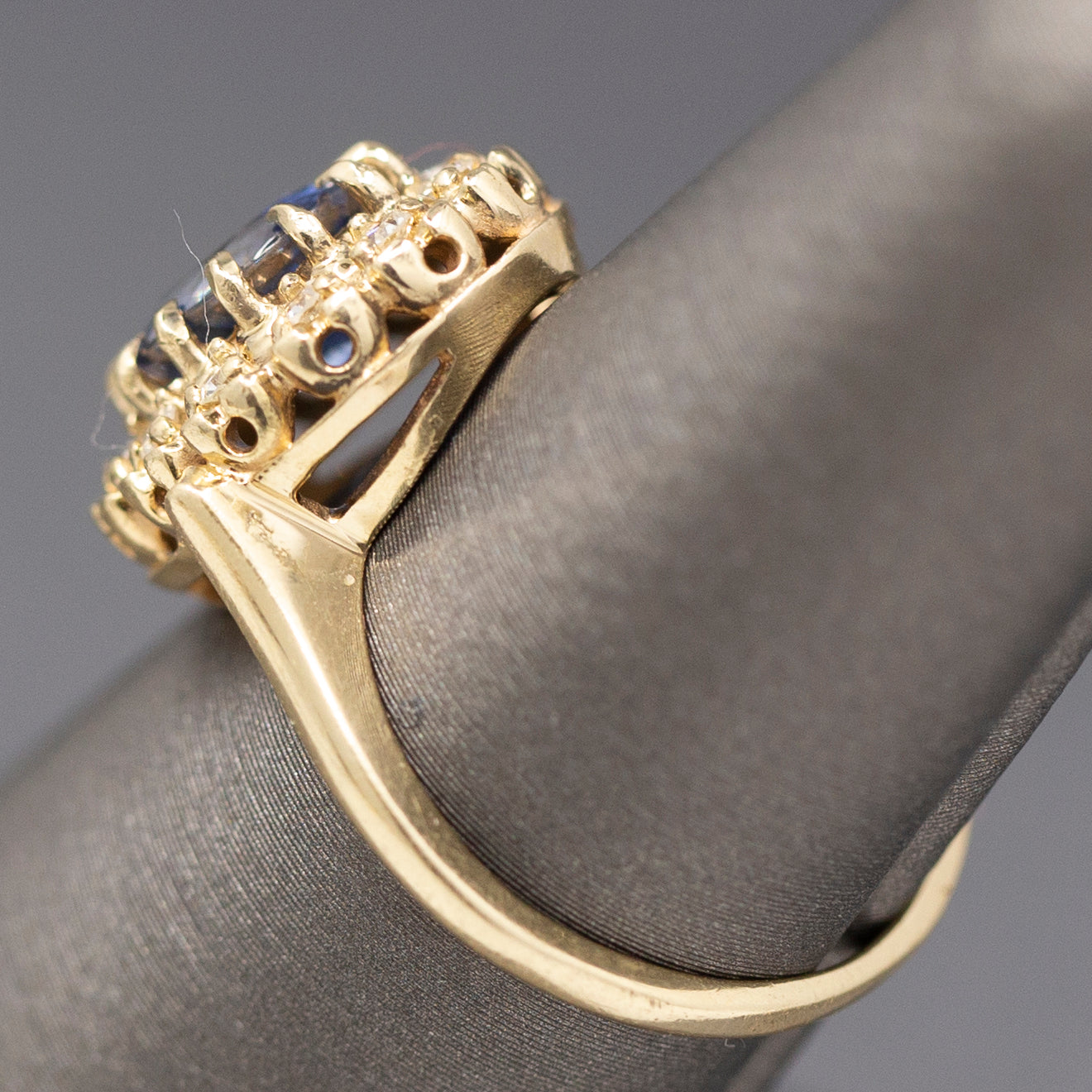 Gorgeous Vintage Cornflower Blue Sapphire and Diamond Ring in 14k Yellow Gold
