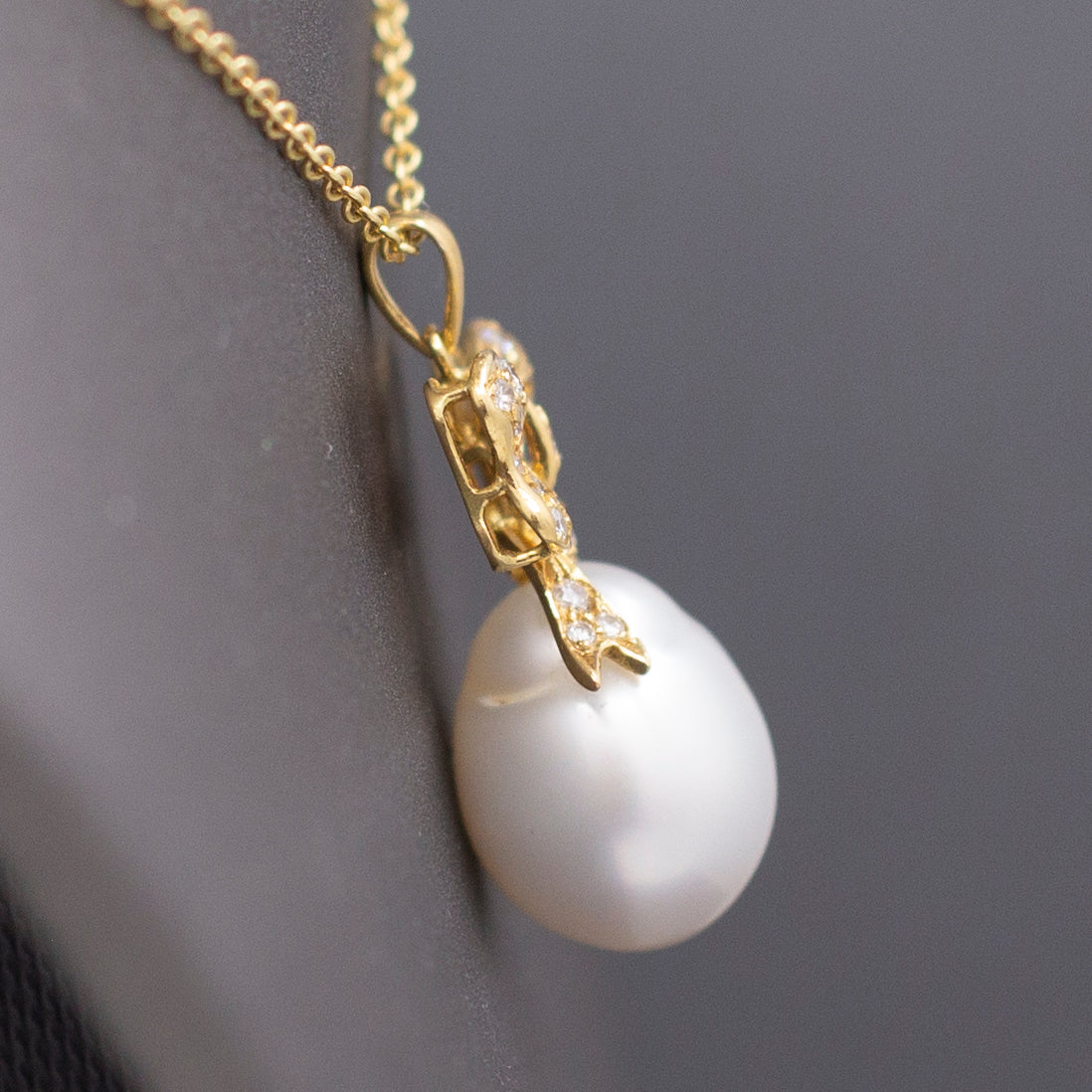 Vintage Diamond Ribbon Bow South Sea Pearl Necklace in 18k Yellow Gold