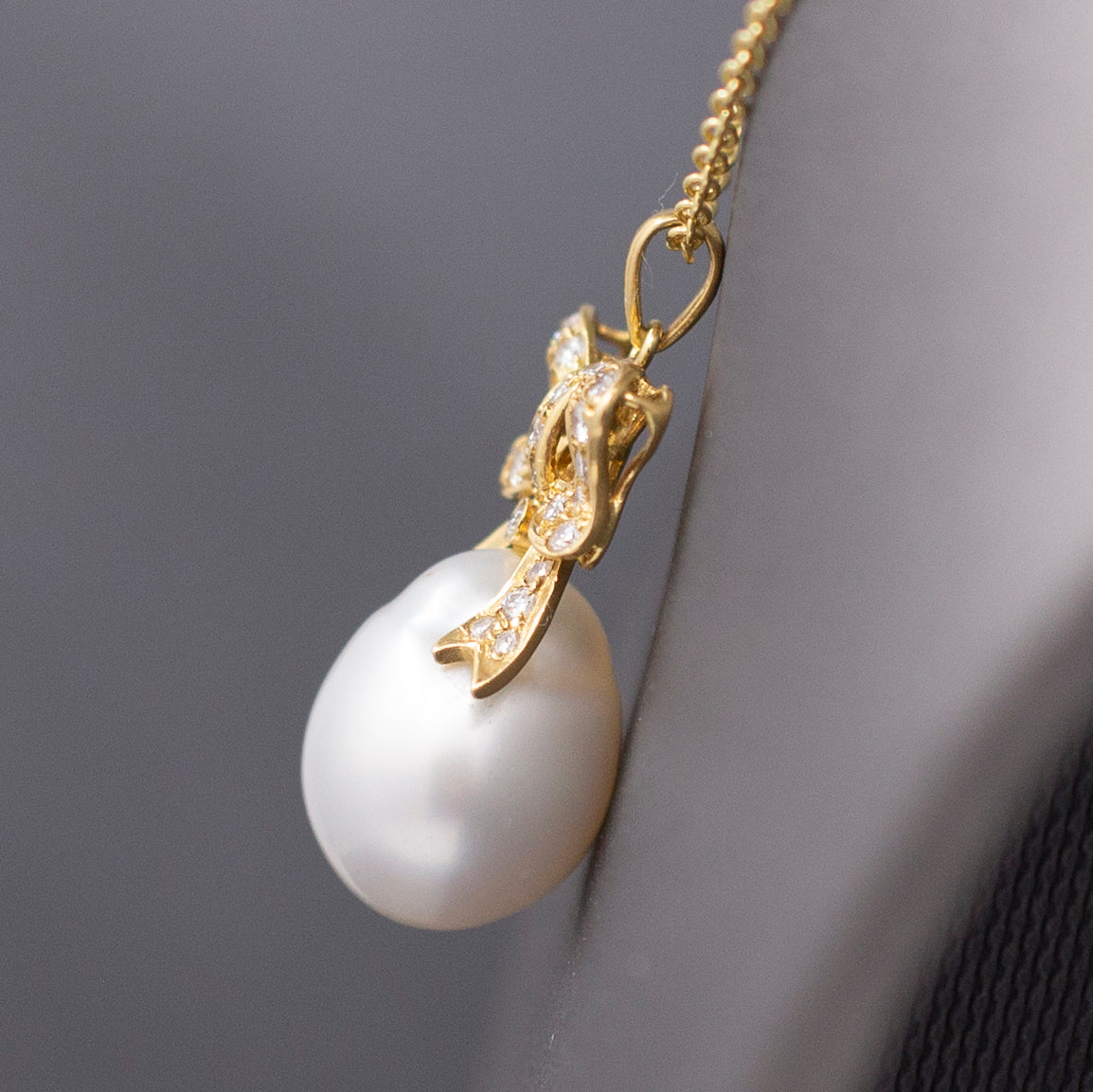 Vintage Diamond Ribbon Bow South Sea Pearl Necklace in 18k Yellow Gold