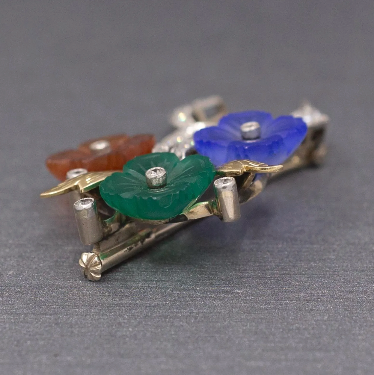 Exquisite Art Deco Floral Diamond and Chalcedony, Chrysoprase and Carnelian Brooch in Platinum and 14k Gold