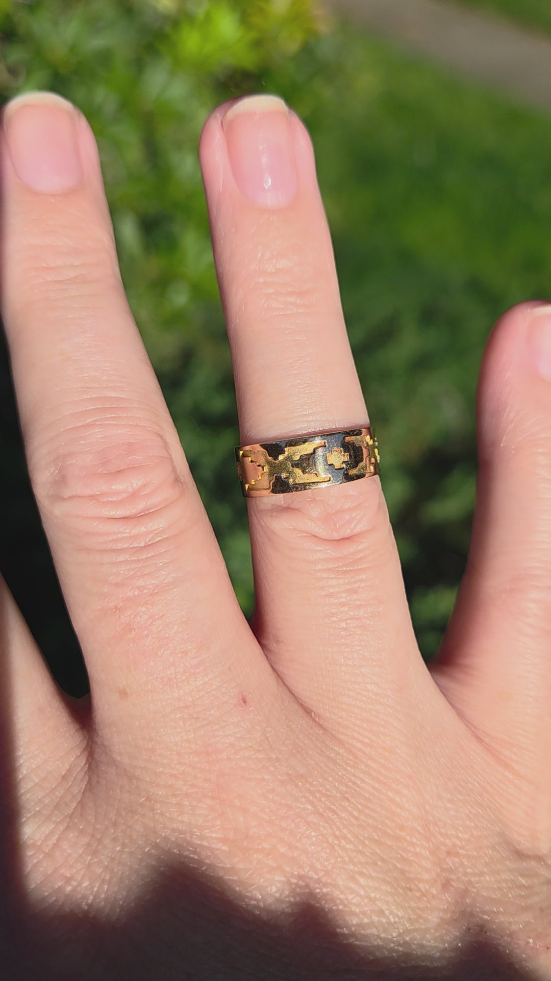 Victorian Geometric Embossed 6mm Wedding Band in 18k Yellow Gold