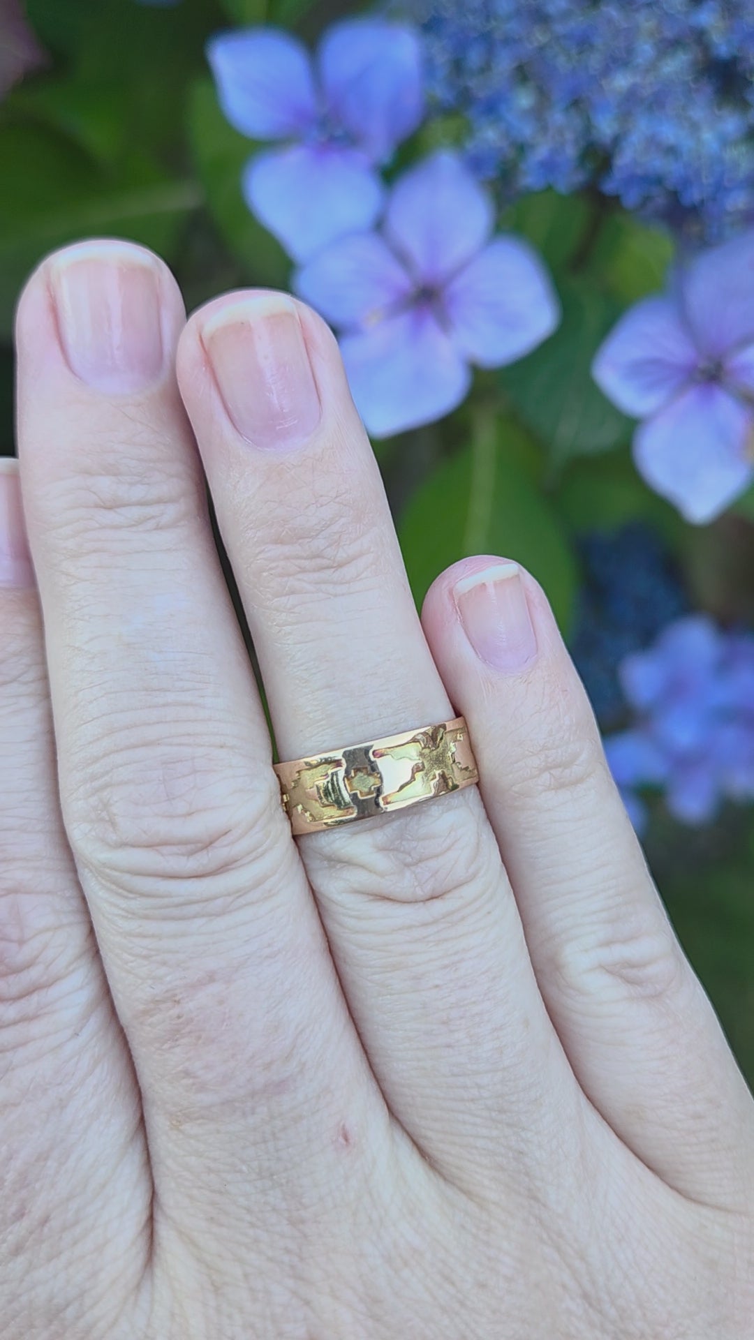 Victorian Geometric Embossed 6mm Wedding Band in 18k Yellow Gold
