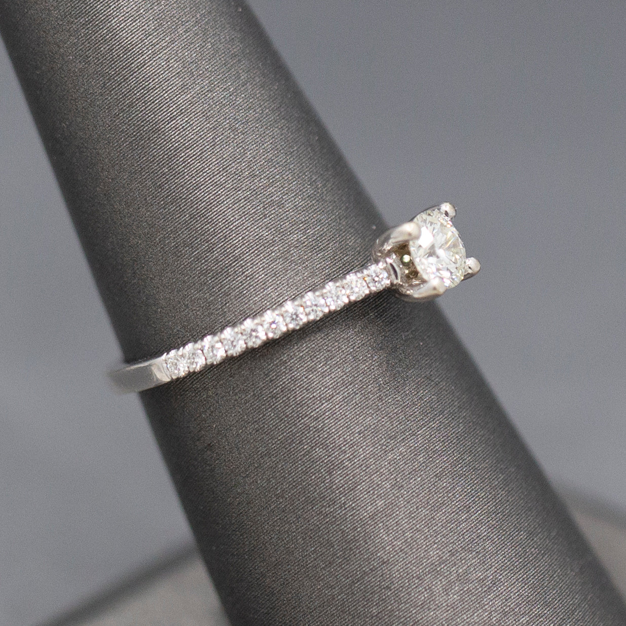 Sparkling Round Brilliant Cut Diamond Engagement Ring in 14k White Gold