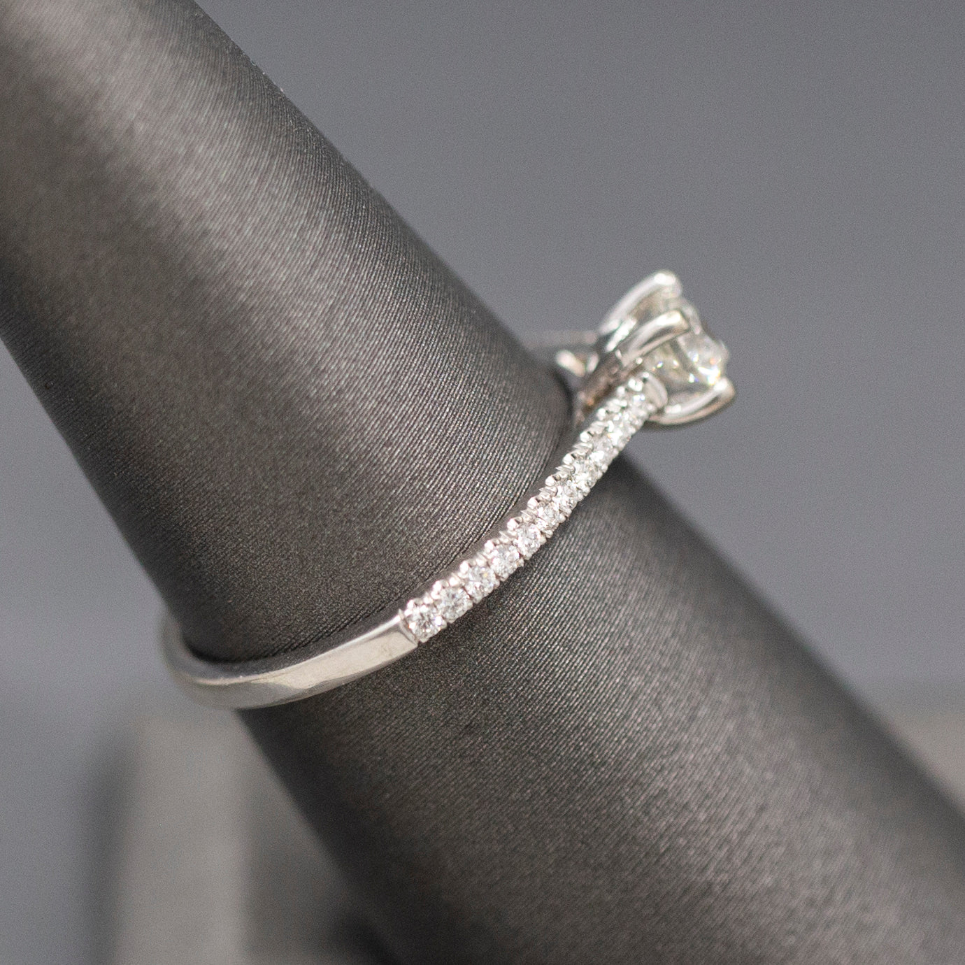 Sparkling Round Brilliant Cut Diamond Engagement Ring in 14k White Gold
