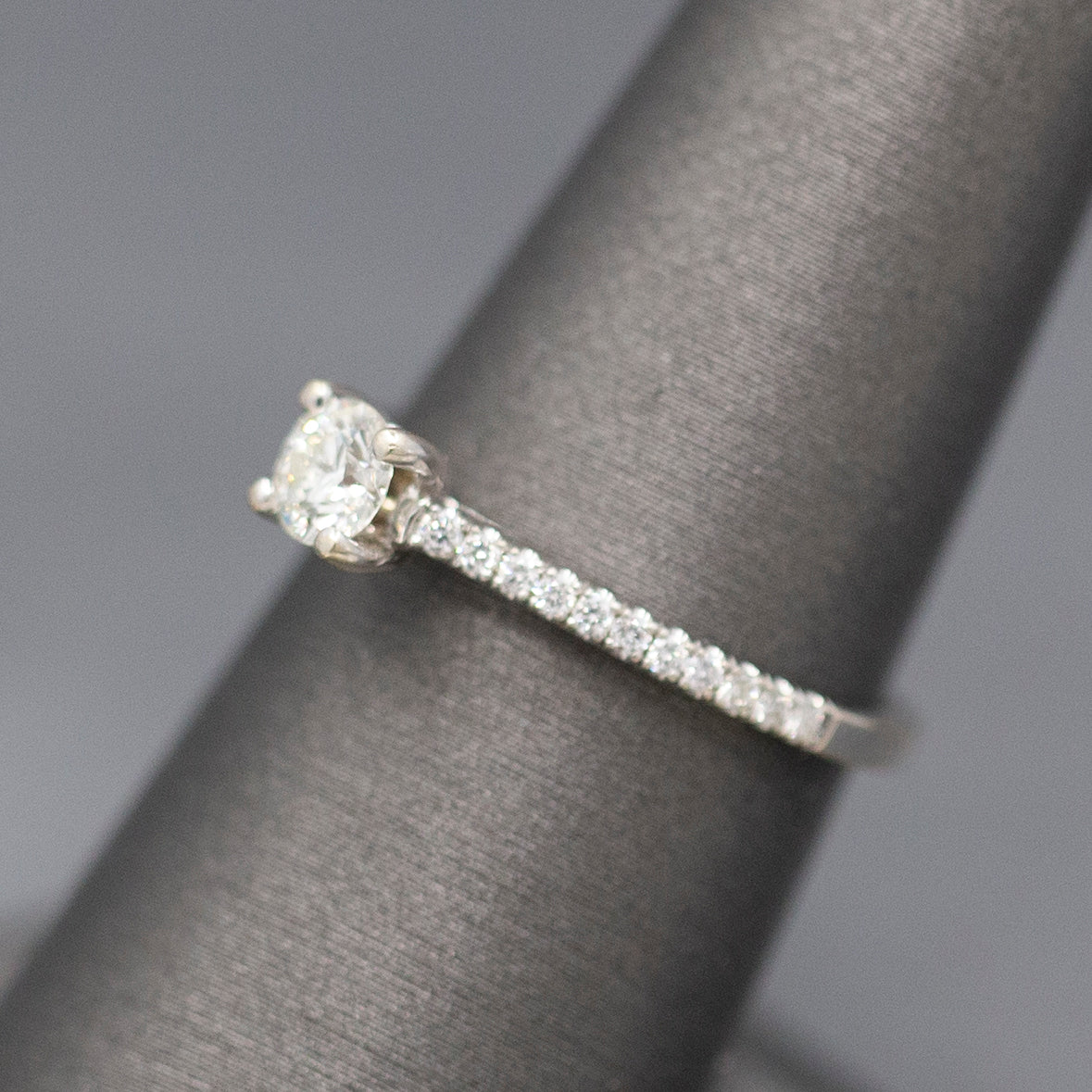 Sparkling Round Brilliant Cut Diamond Engagement Ring in 14k White Gold