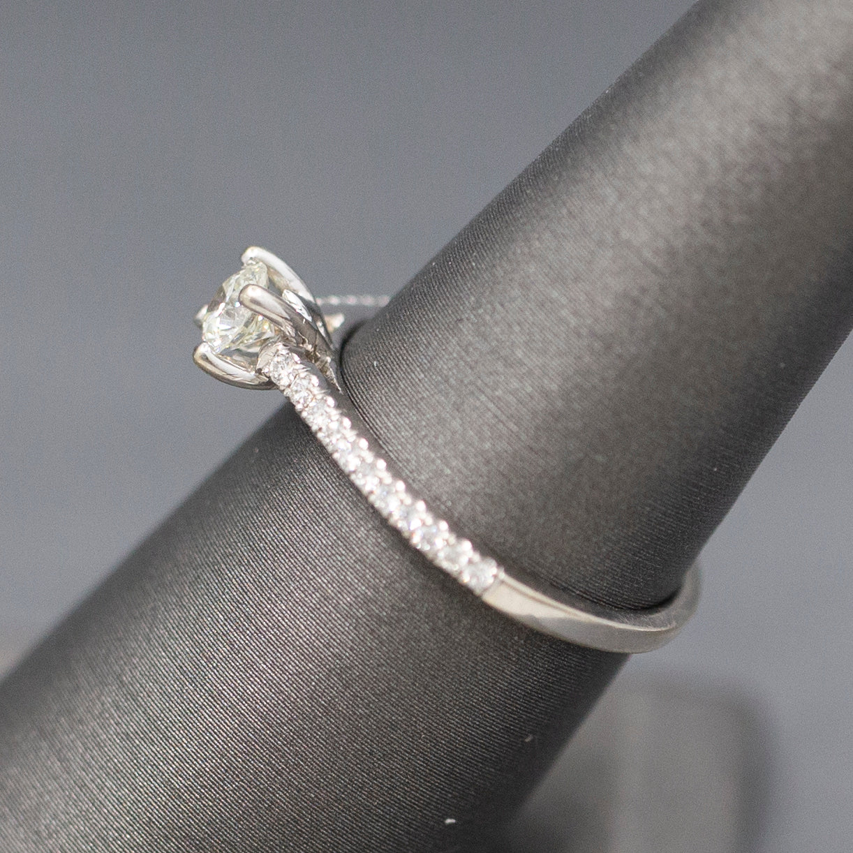 Sparkling Round Brilliant Cut Diamond Engagement Ring in 14k White Gold