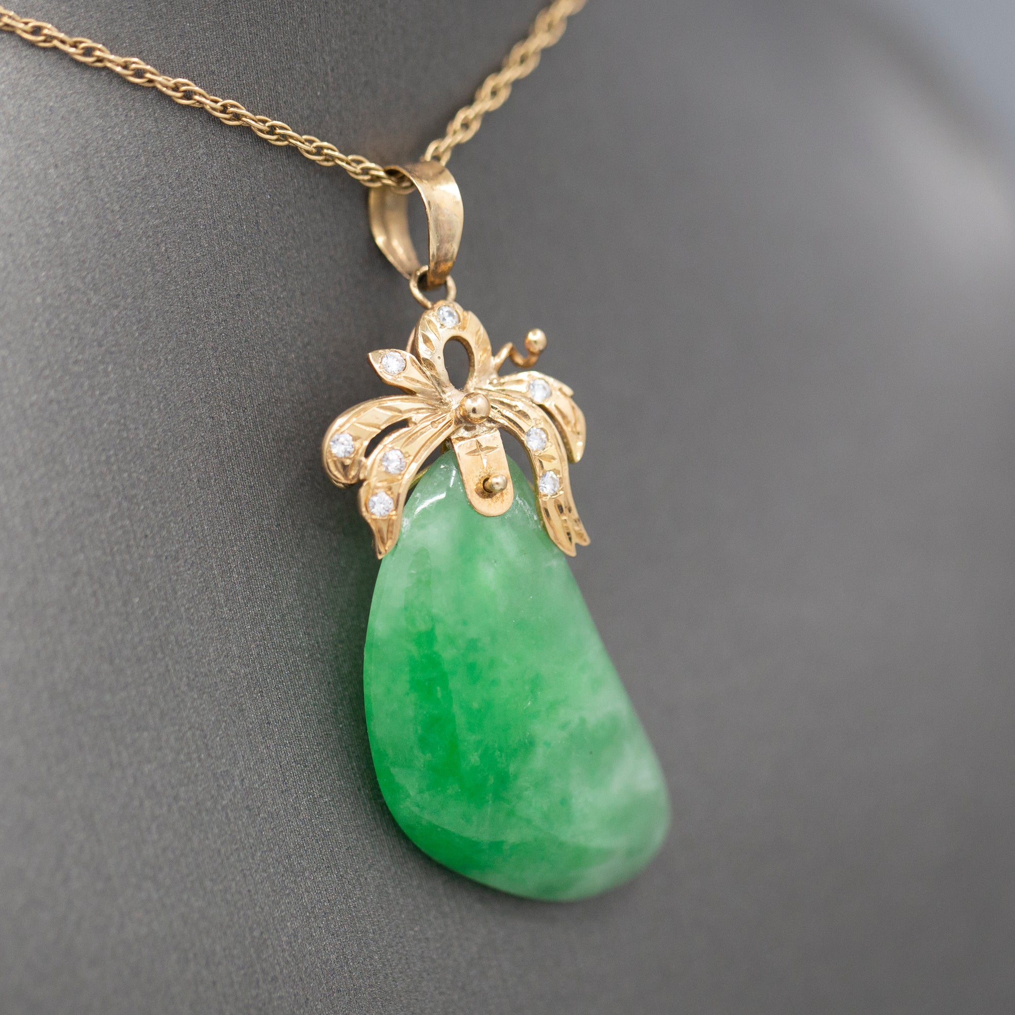 Vintage Green Jadeite Jade and Diamond Pendant Necklace in 14k Yellow Gold