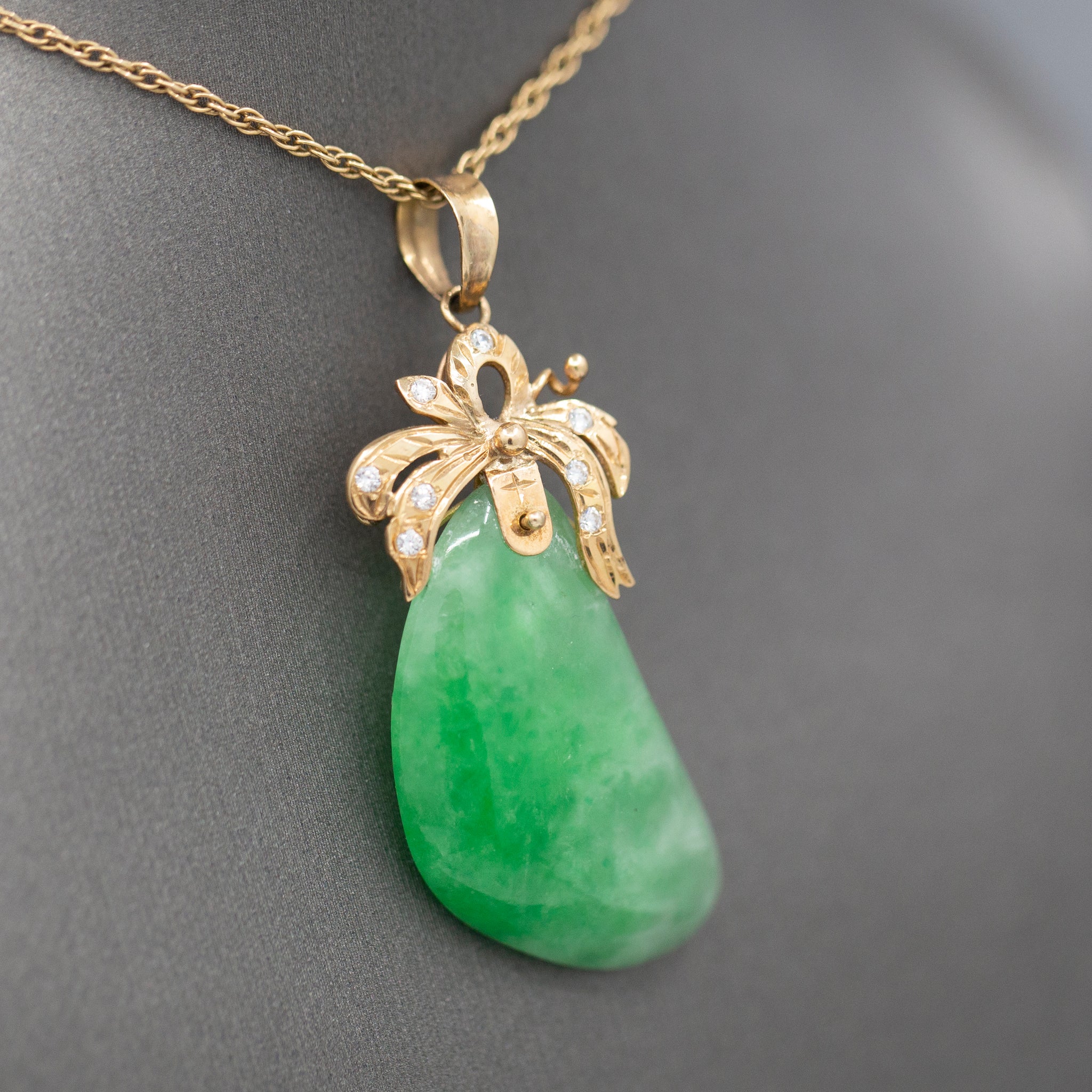 Vintage Green Jadeite Jade and Diamond Pendant Necklace in 14k Yellow Gold